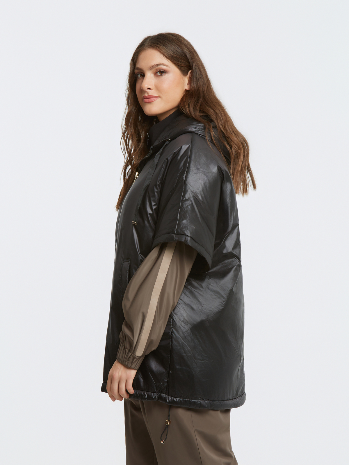 Σατινέ μπουφάν με κουκούλα και κοντά μανίκια φωτογραφία