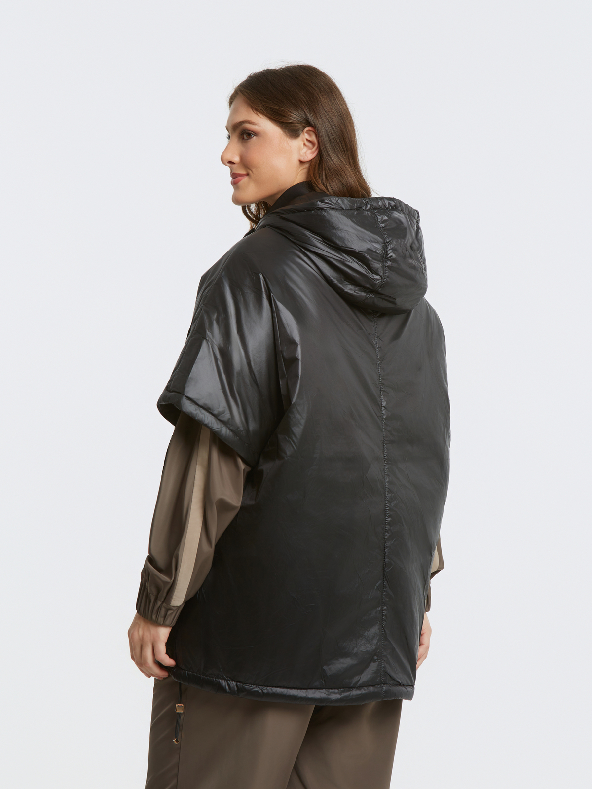 Σατινέ μπουφάν με κουκούλα και κοντά μανίκια φωτογραφία