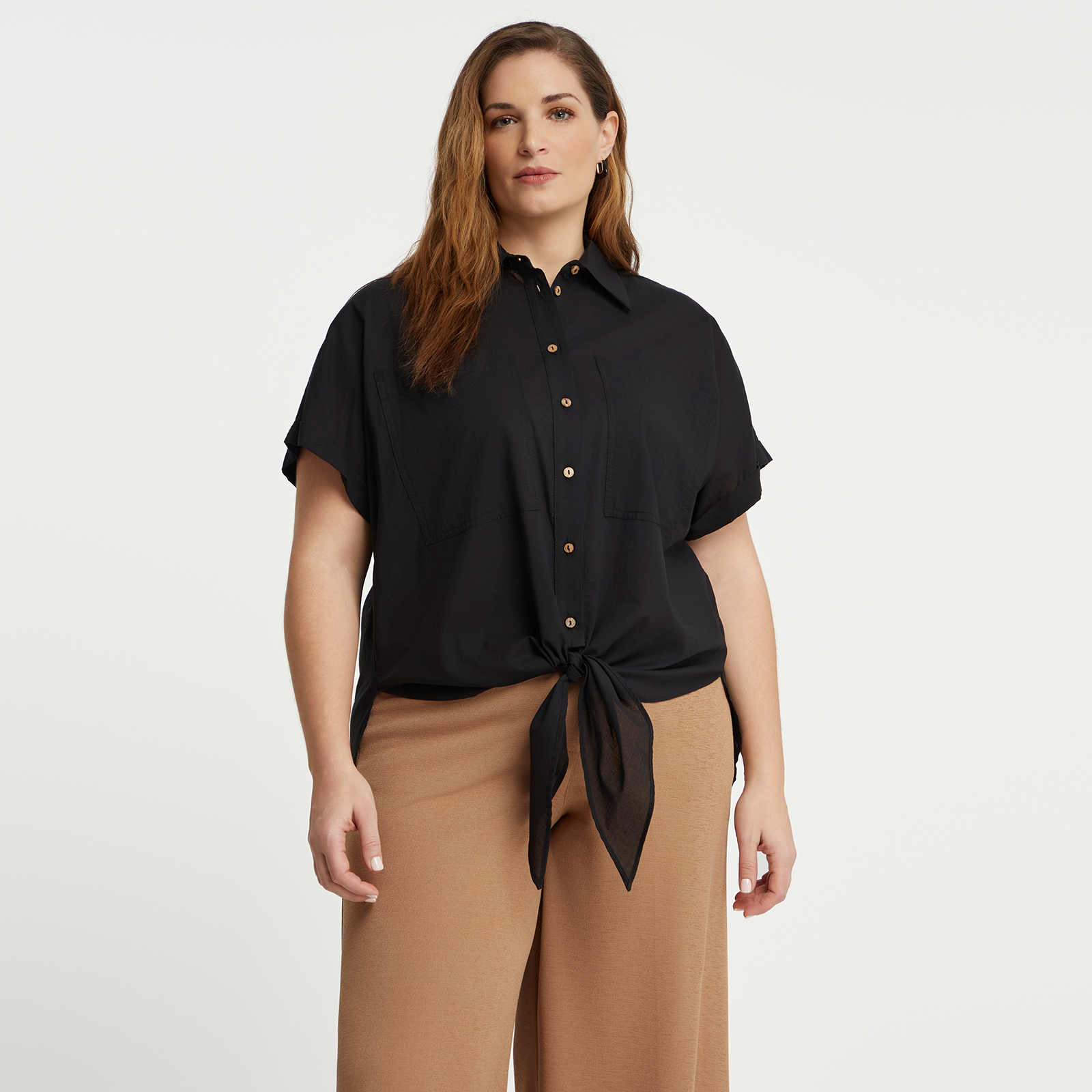 Short-sleeve poplin cotton shirt with patch pockets and front tie