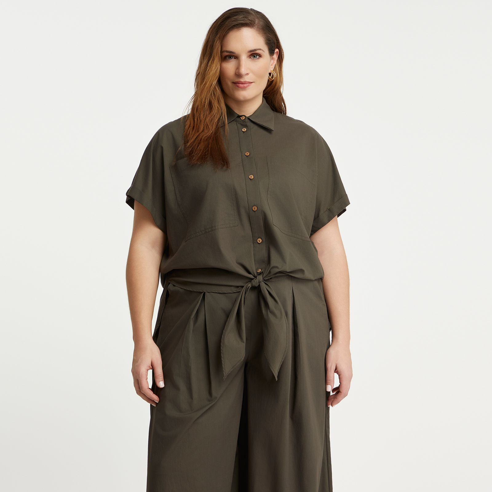 Short-sleeve poplin cotton shirt with patch pockets and front tie