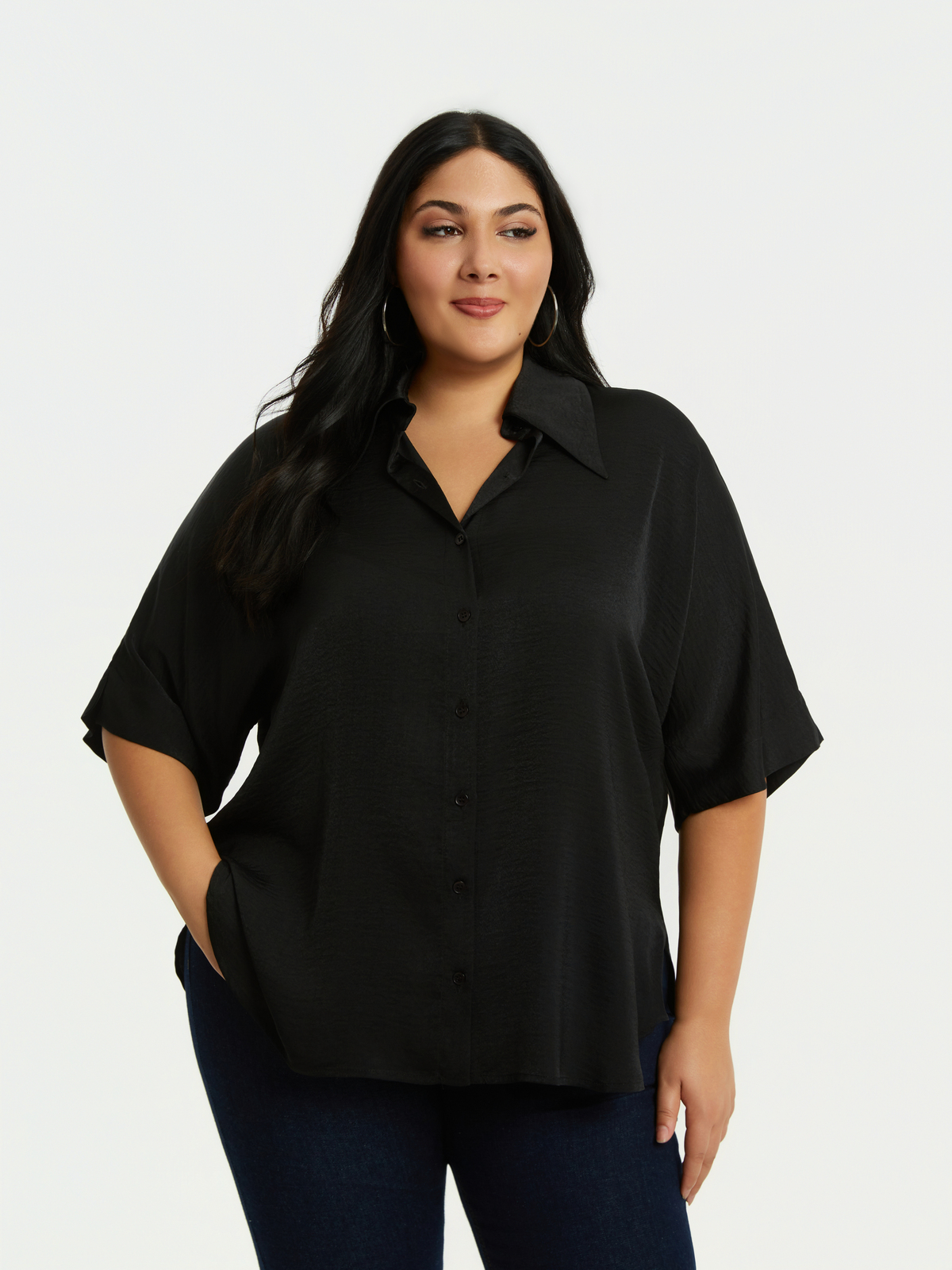 Πουκάμισο σατέν με κοντό μανίκι και ovesized μυτερό γιακά φωτογραφία