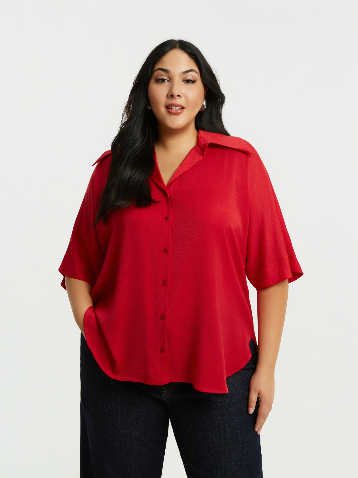 Πουκάμισο σατέν με κοντό μανίκι και ovesized μυτερό γιακά φωτογραφία