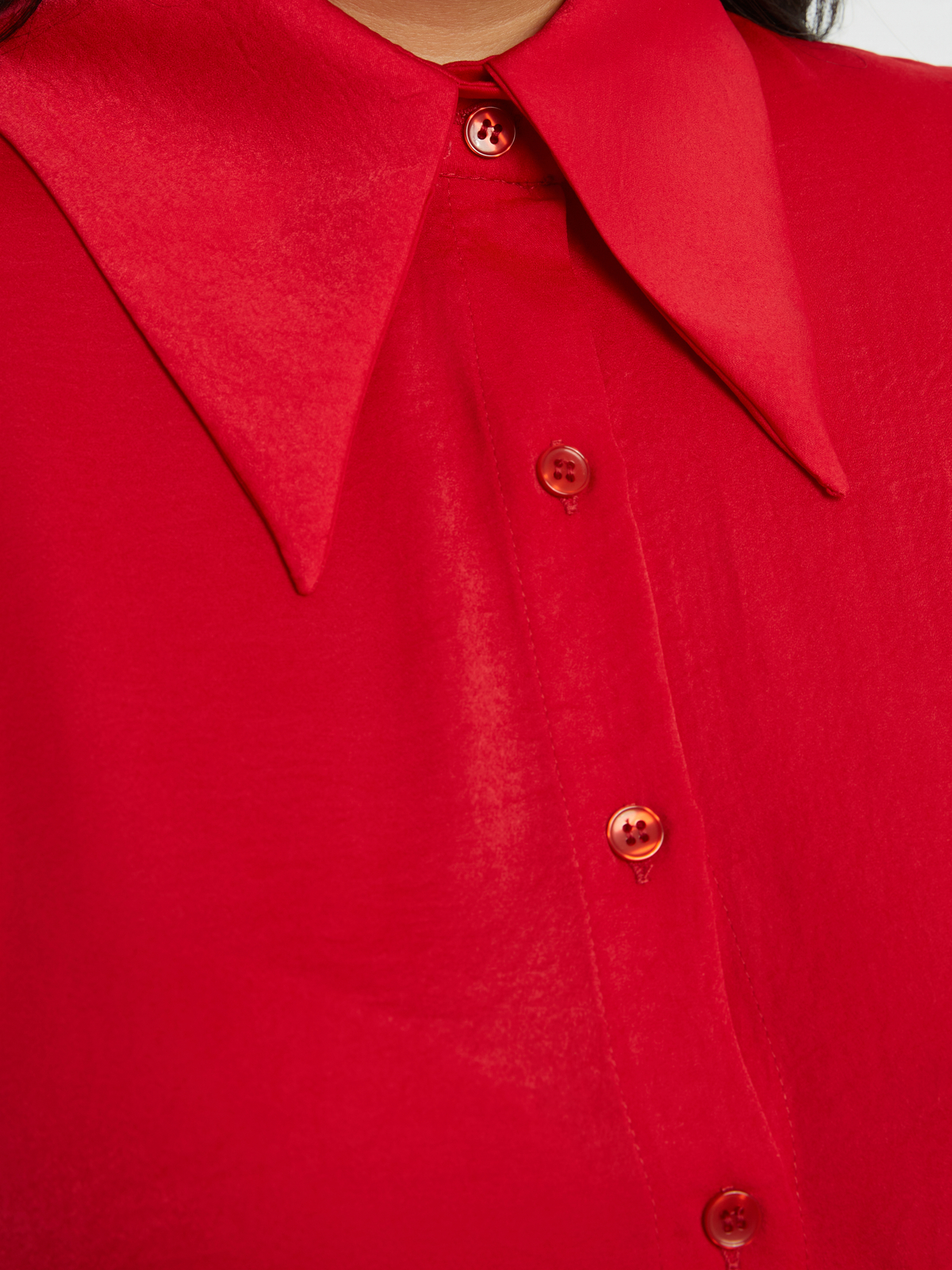 Πουκάμισο σατέν με κοντό μανίκι και ovesized μυτερό γιακά φωτογραφία