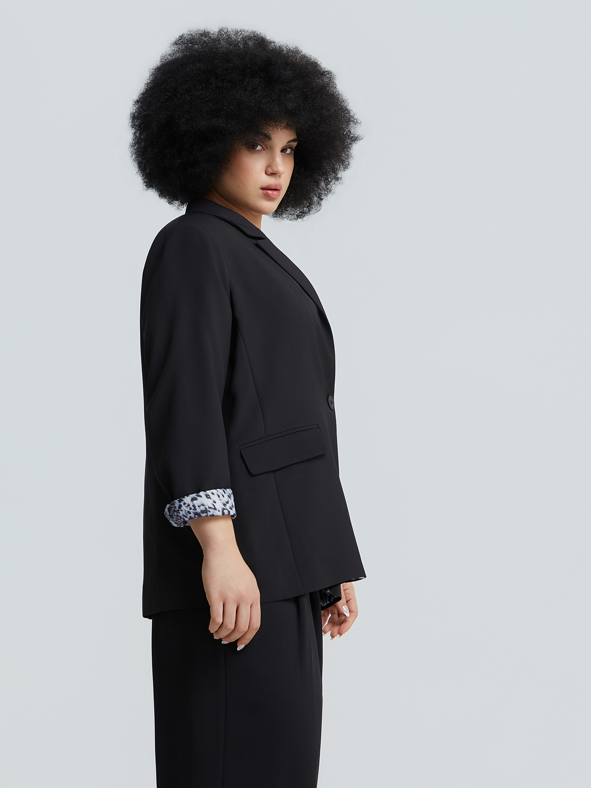 Μονόχρωμο σακάκι με εμπριμέ φόδρα και κουμπί φωτογραφία