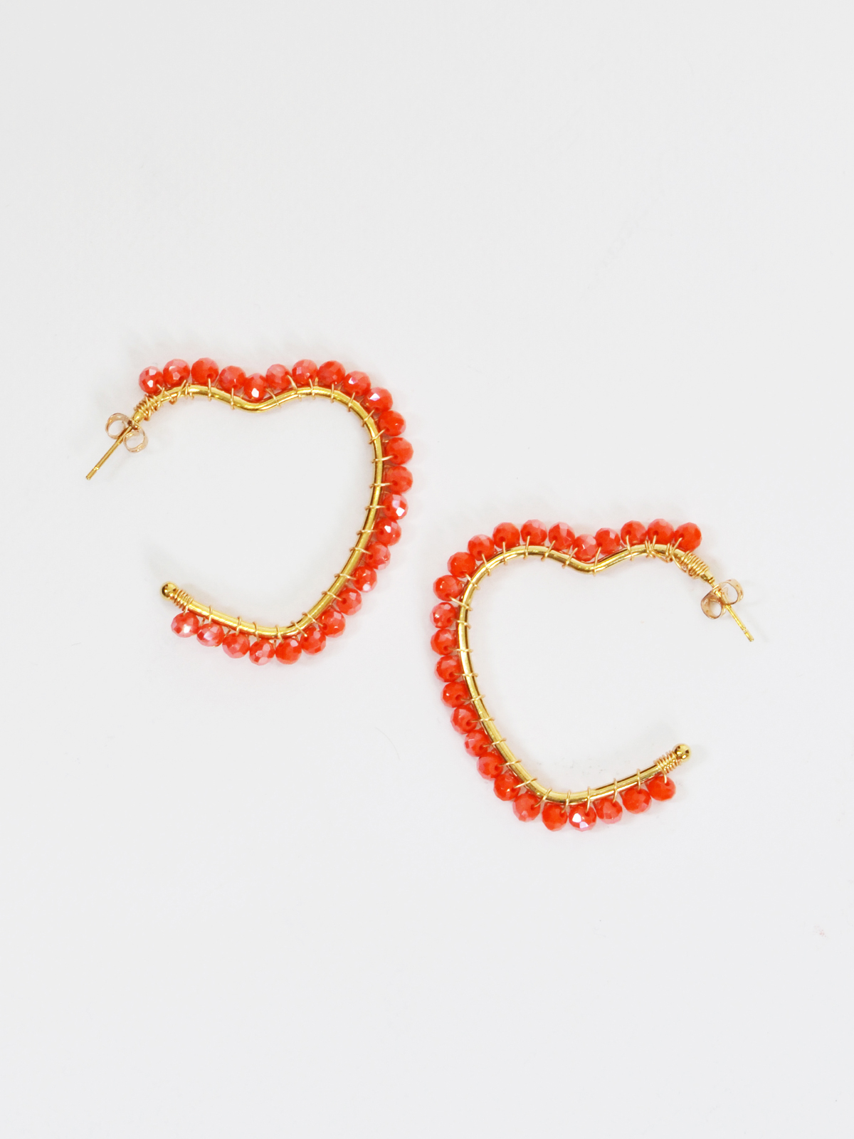 Σκουλαρίκια κρίκοι σε σχήμα καρδιάς με διακοσμητικές χάντρες φωτογραφία