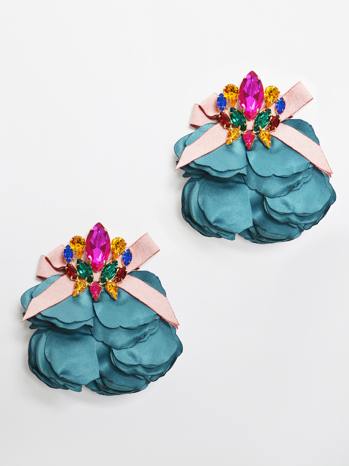 Statement σκουλαρίκια με υφασμάτινα πέταλα και πέτρες φωτογραφία