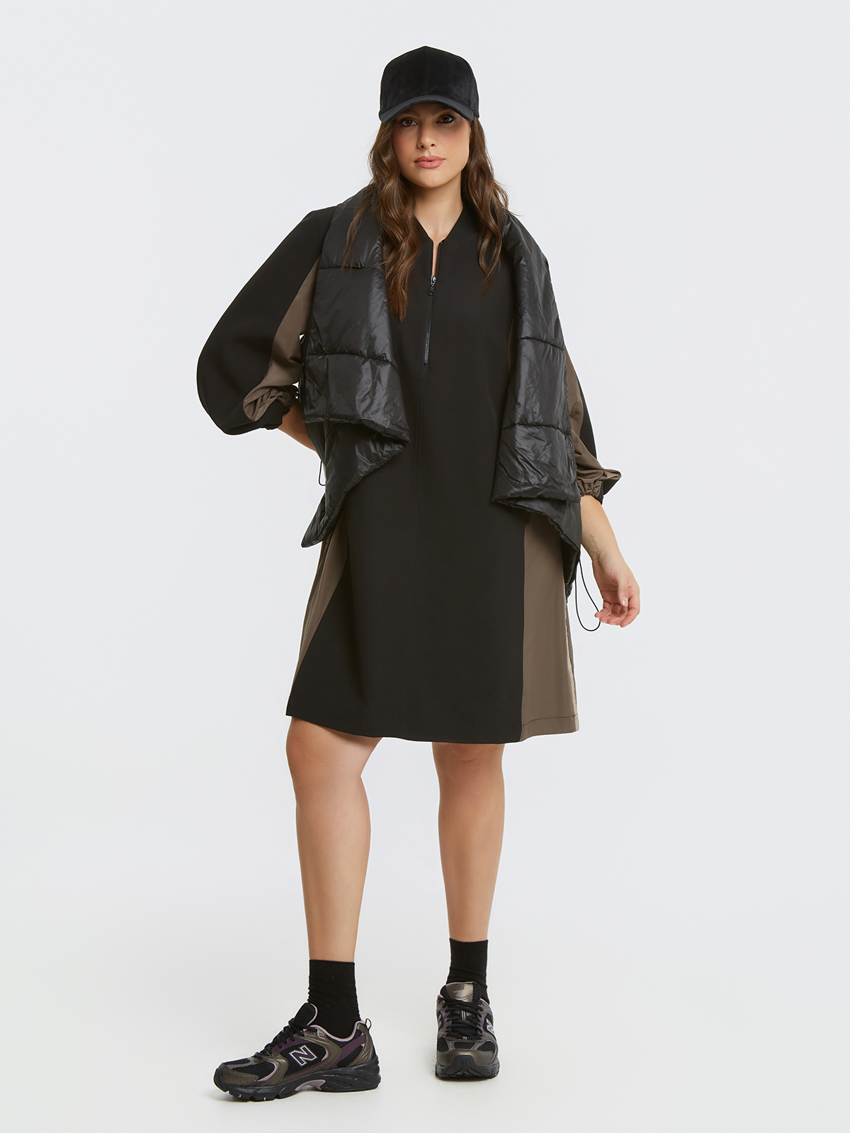 Αμάνικο κρουαζέ puffer γιλέκο με ζώνη φωτογραφία