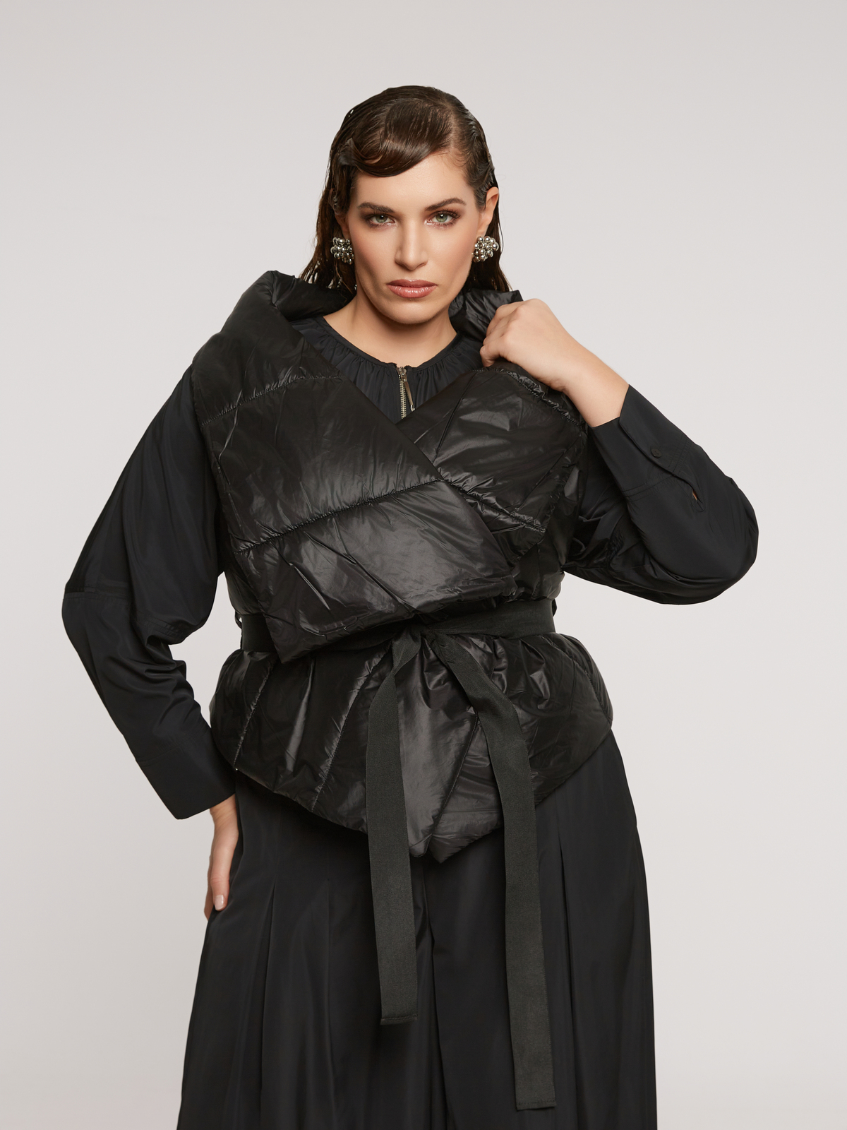 Αμάνικο κρουαζέ puffer γιλέκο με ζώνη φωτογραφία