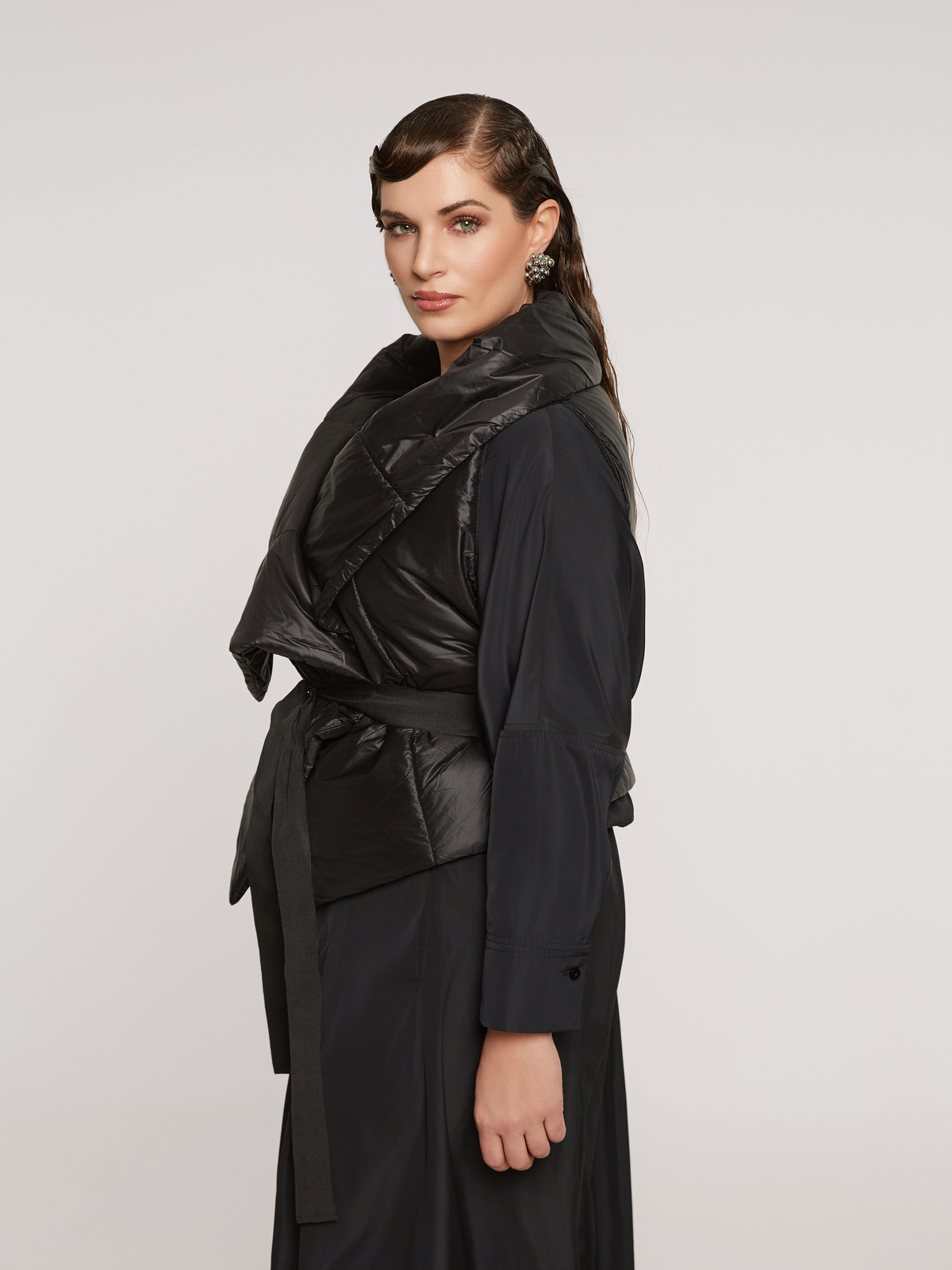 Αμάνικο κρουαζέ puffer γιλέκο με ζώνη φωτογραφία