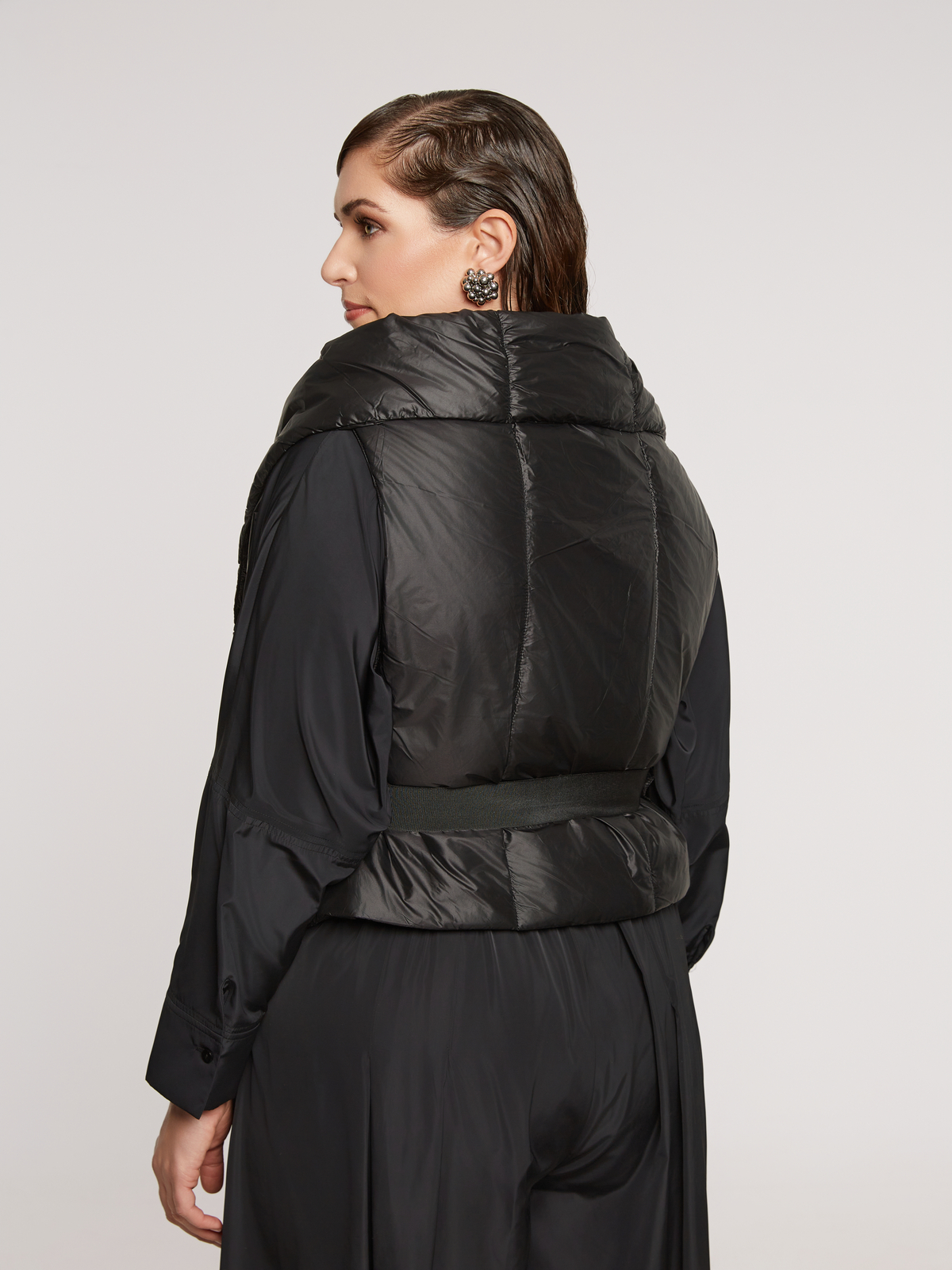 Αμάνικο κρουαζέ puffer γιλέκο με ζώνη φωτογραφία