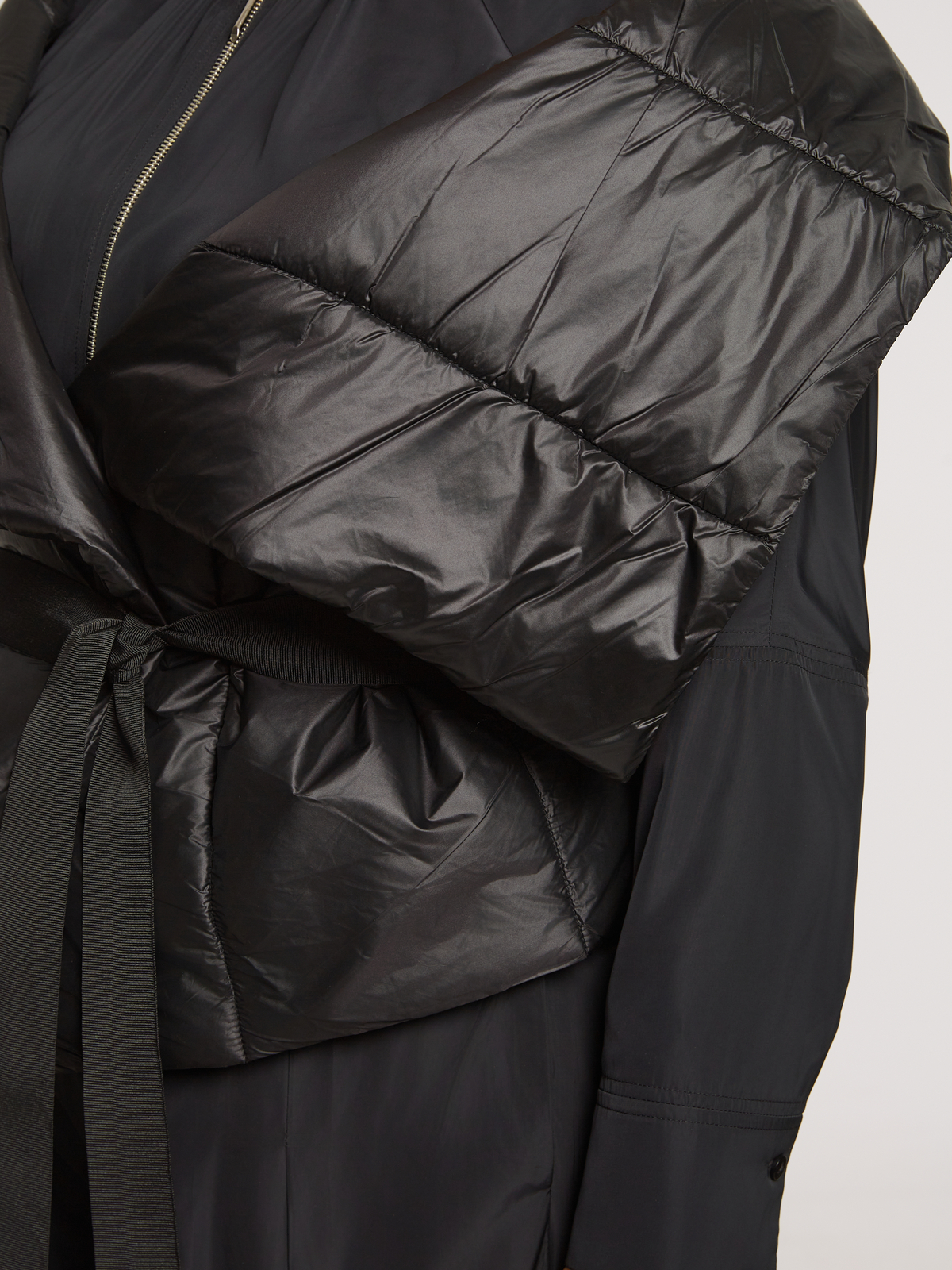 Αμάνικο κρουαζέ puffer γιλέκο με ζώνη φωτογραφία