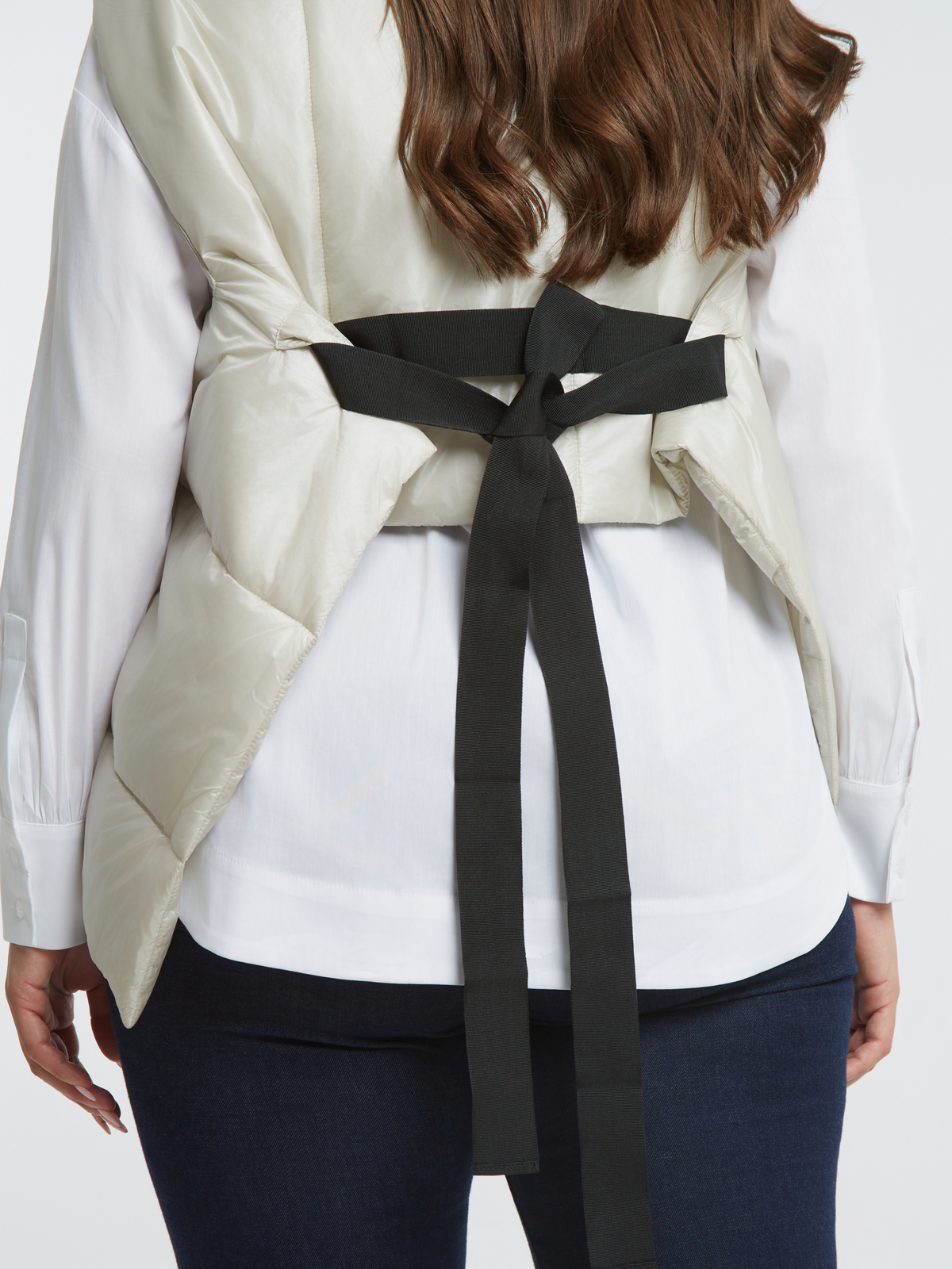 Αμάνικο κρουαζέ puffer γιλέκο με ζώνη φωτογραφία