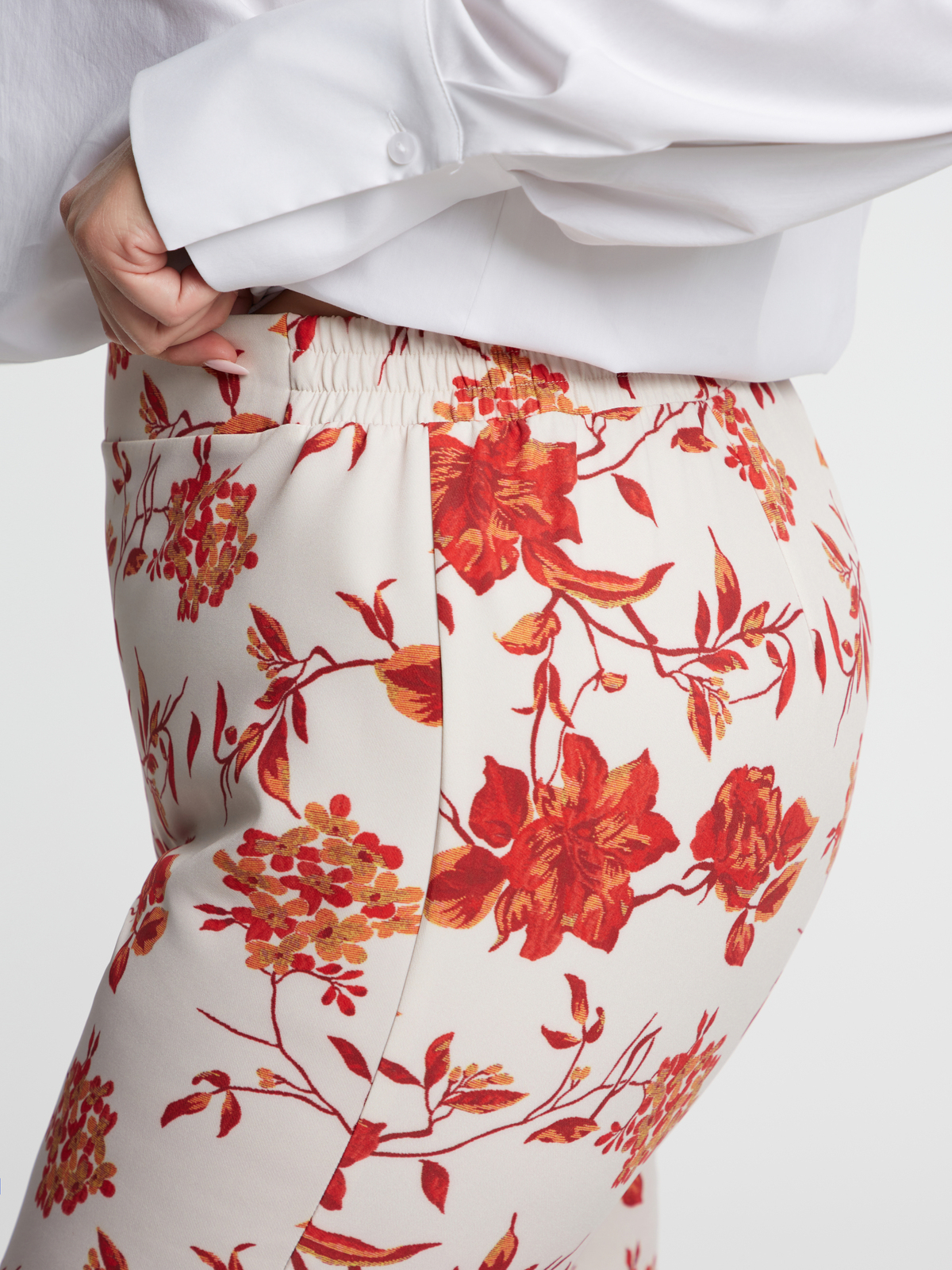 Slim-fit παντελόνι με φλοράλ σχέδιο φωτογραφία