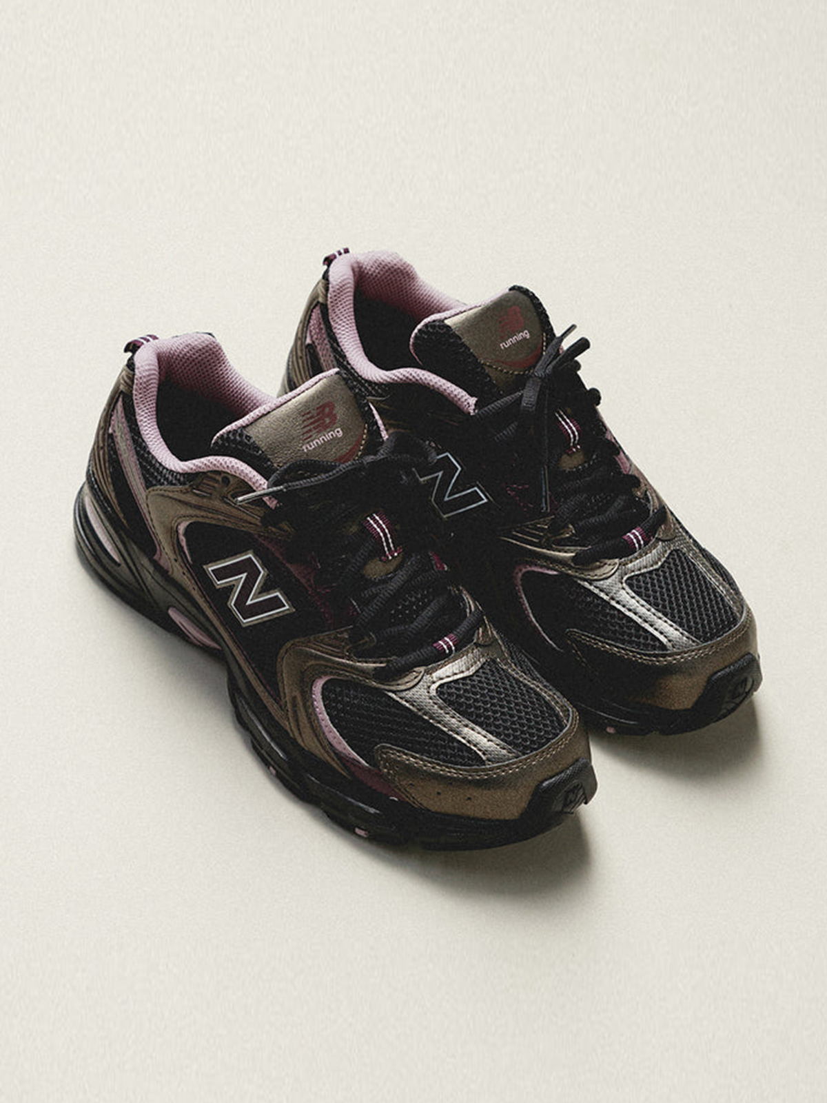 Sneakers MR530 φωτογραφία