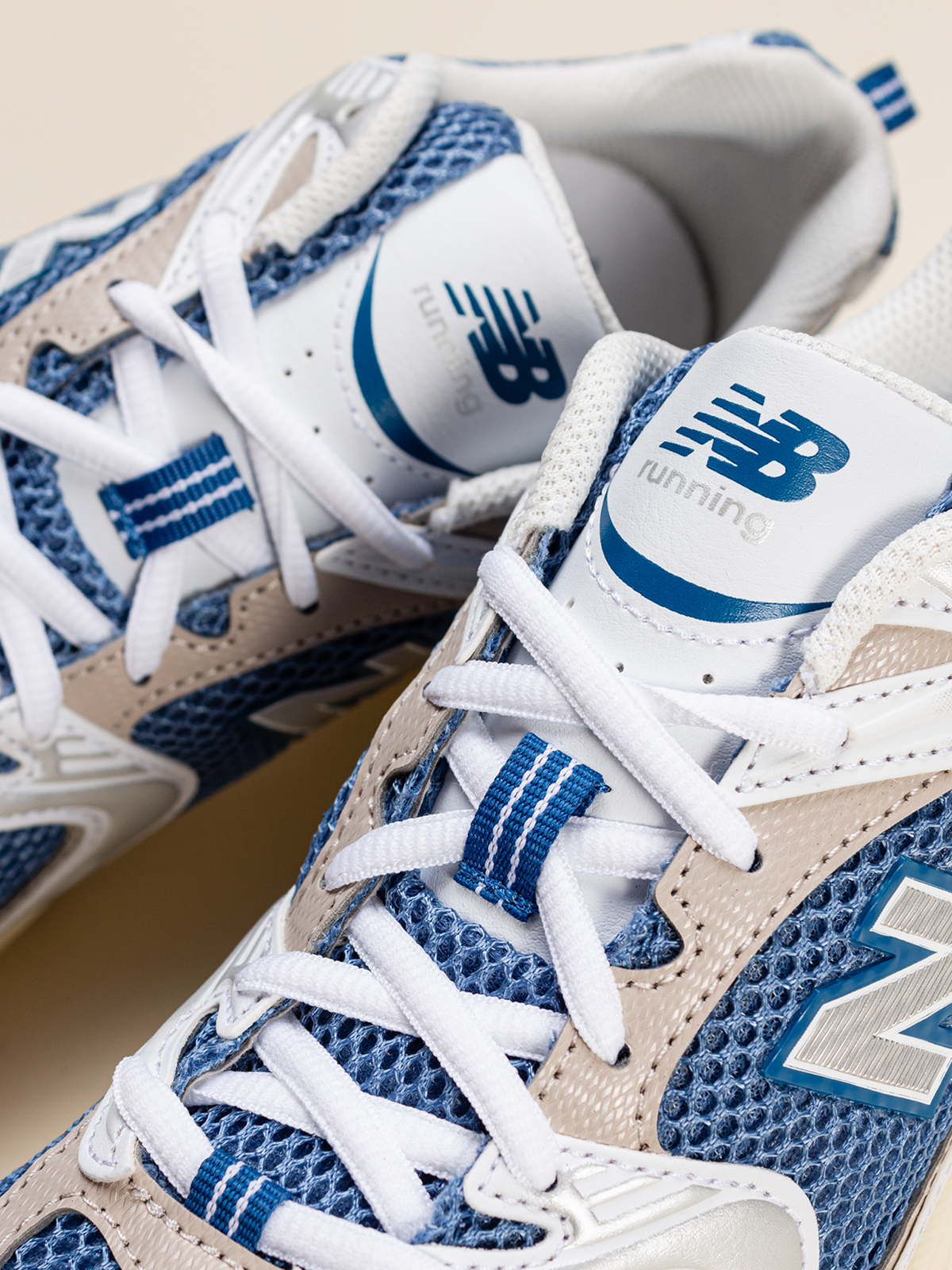 Sneakers MR530 φωτογραφία