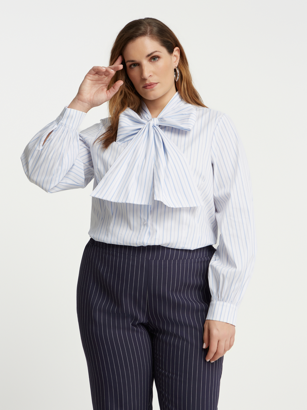 Ριγέ πουκάμισο ποπλίνα ριγέ με δέσιμο στη λαιμόκοψη φωτογραφία