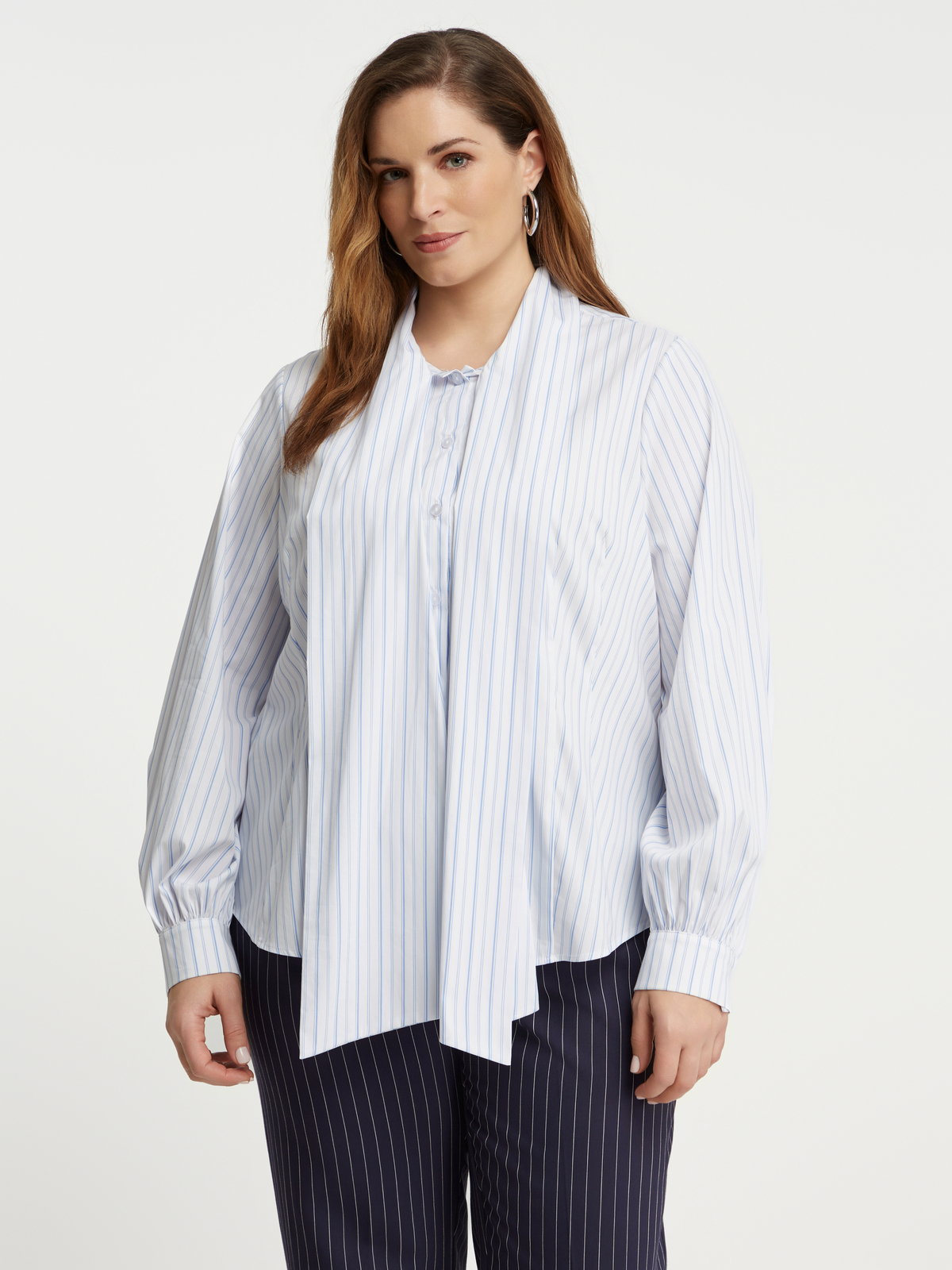 Ριγέ πουκάμισο ποπλίνα ριγέ με δέσιμο στη λαιμόκοψη φωτογραφία