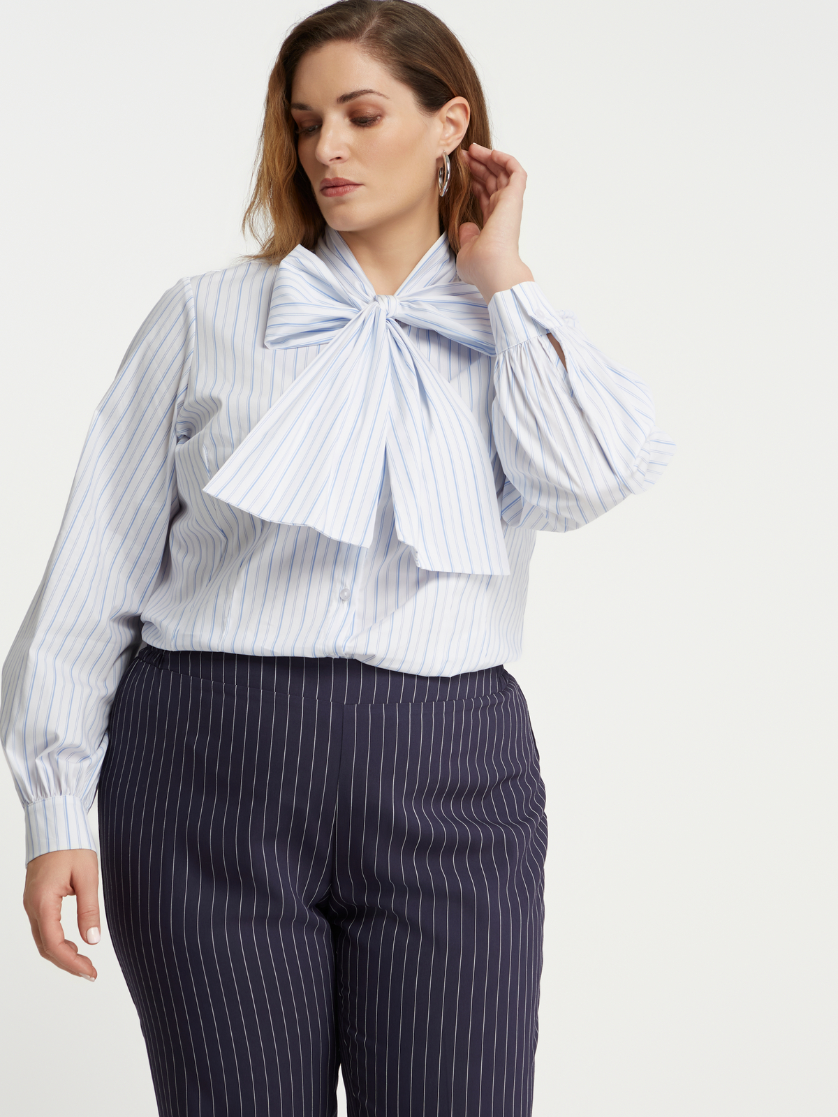 Ριγέ πουκάμισο ποπλίνα ριγέ με δέσιμο στη λαιμόκοψη φωτογραφία