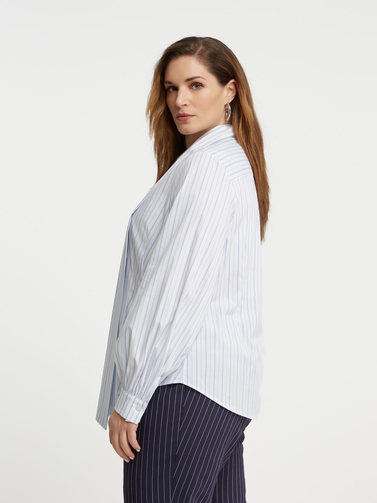 Ριγέ πουκάμισο ποπλίνα ριγέ με δέσιμο στη λαιμόκοψη φωτογραφία