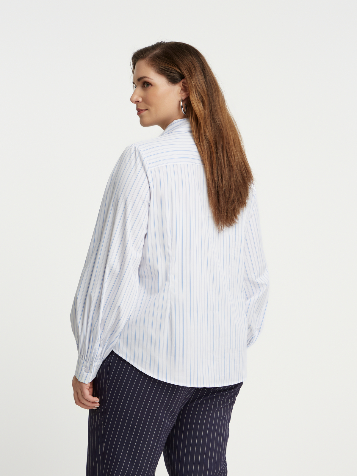 Ριγέ πουκάμισο ποπλίνα ριγέ με δέσιμο στη λαιμόκοψη φωτογραφία