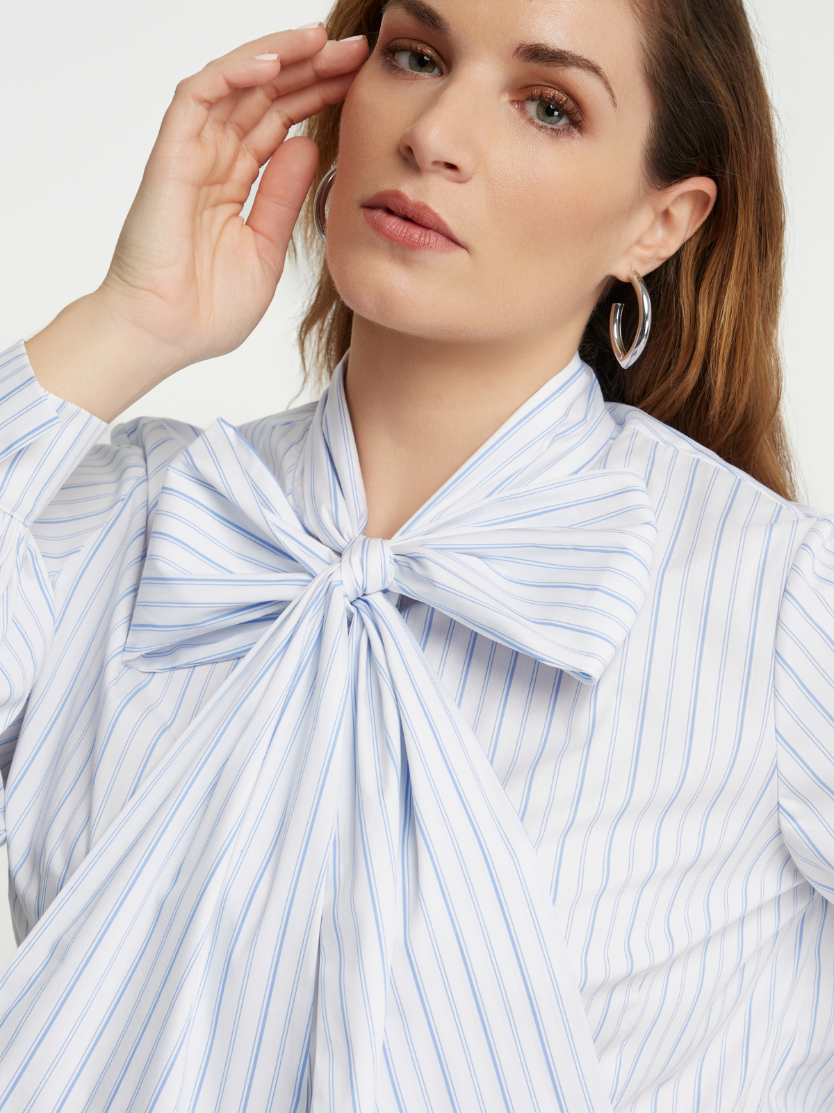 Ριγέ πουκάμισο ποπλίνα ριγέ με δέσιμο στη λαιμόκοψη φωτογραφία