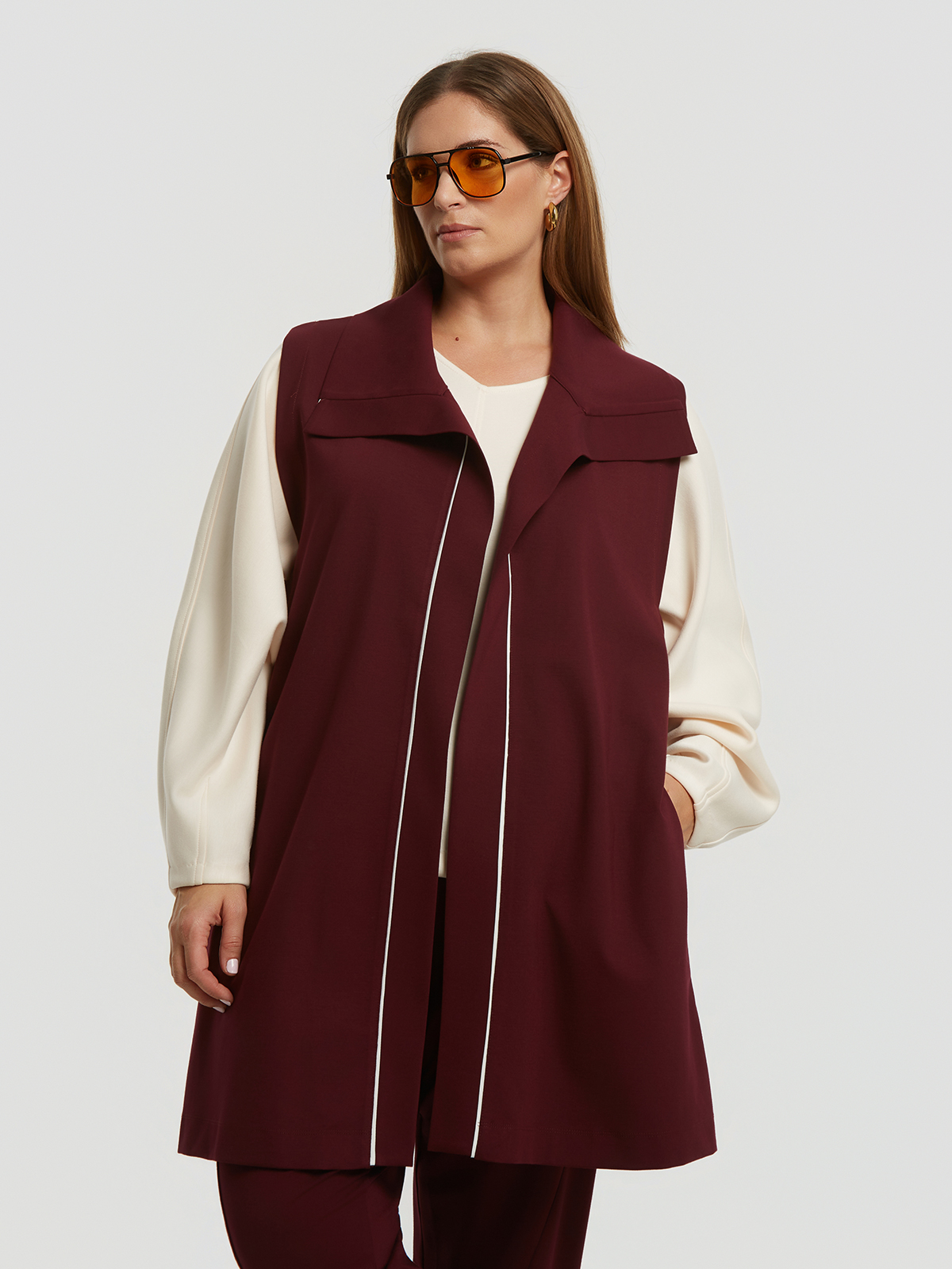 Μακρύ γιλέκο με ρέλι σε αντίθεση φωτογραφία