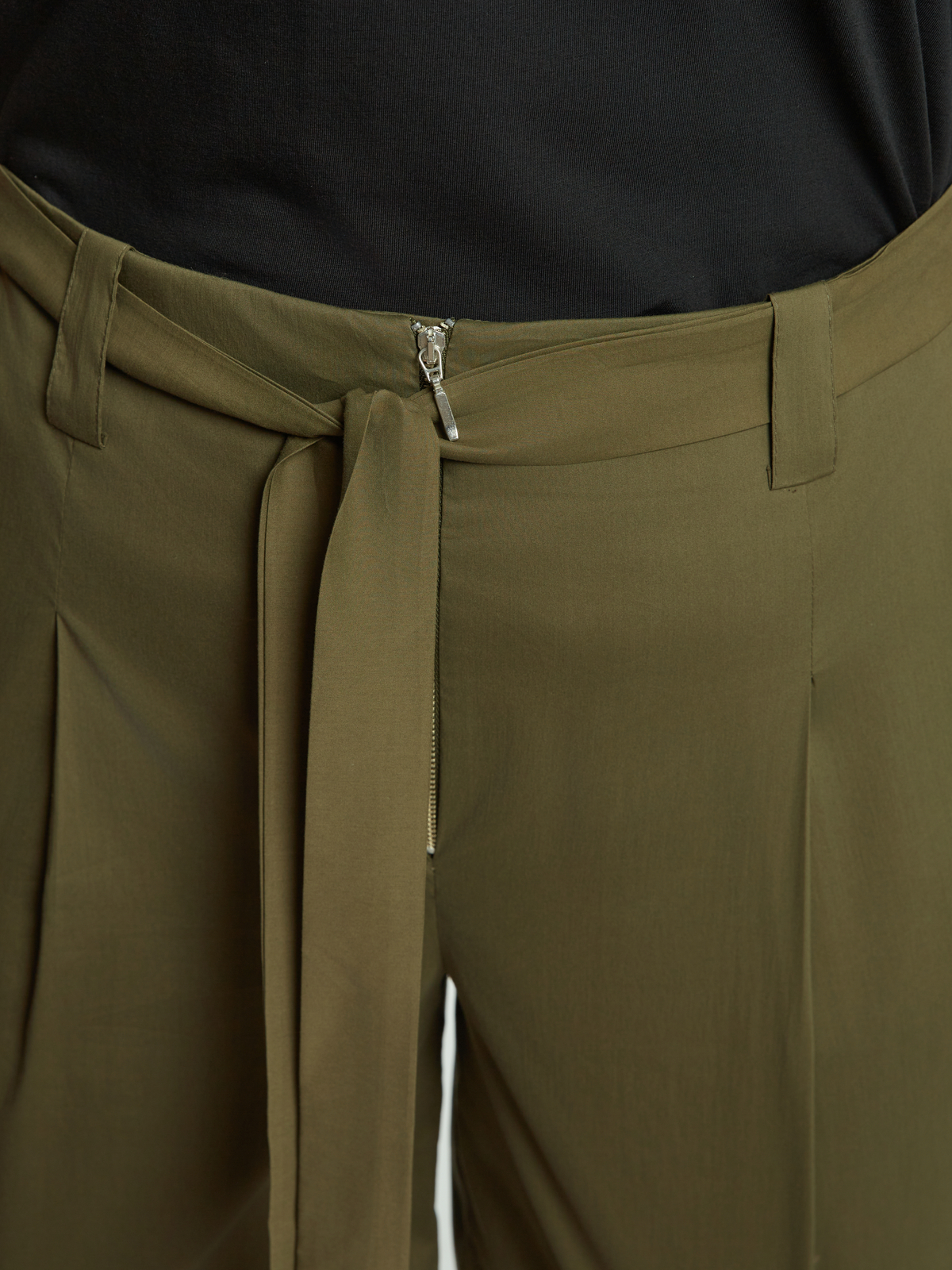 Ψηλόμεση βερμούδα βισκόζη/λινό με ζώνη φωτογραφία