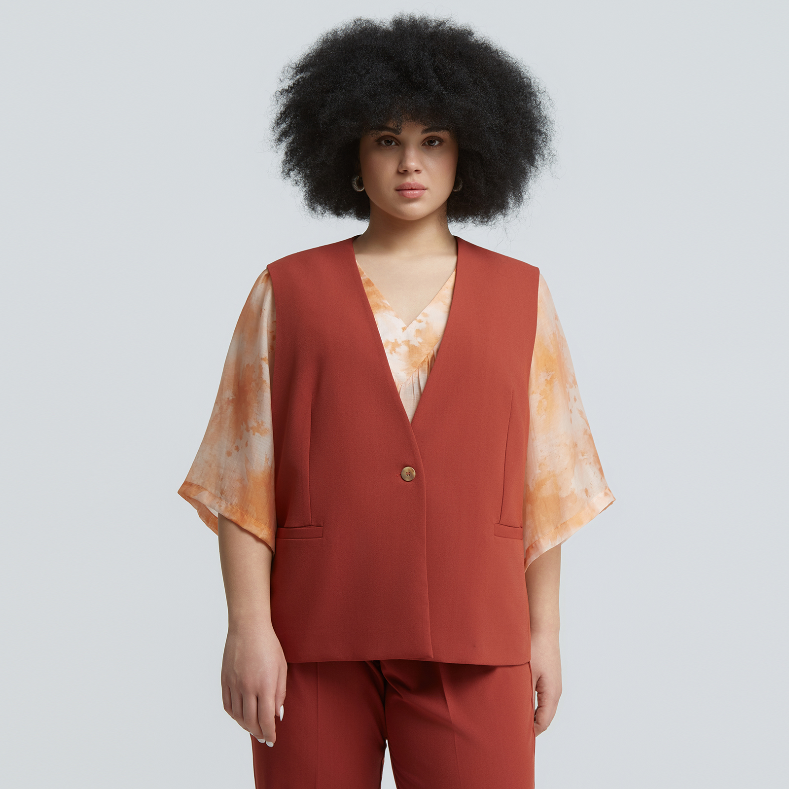 Tailored sleeveless vest with single button