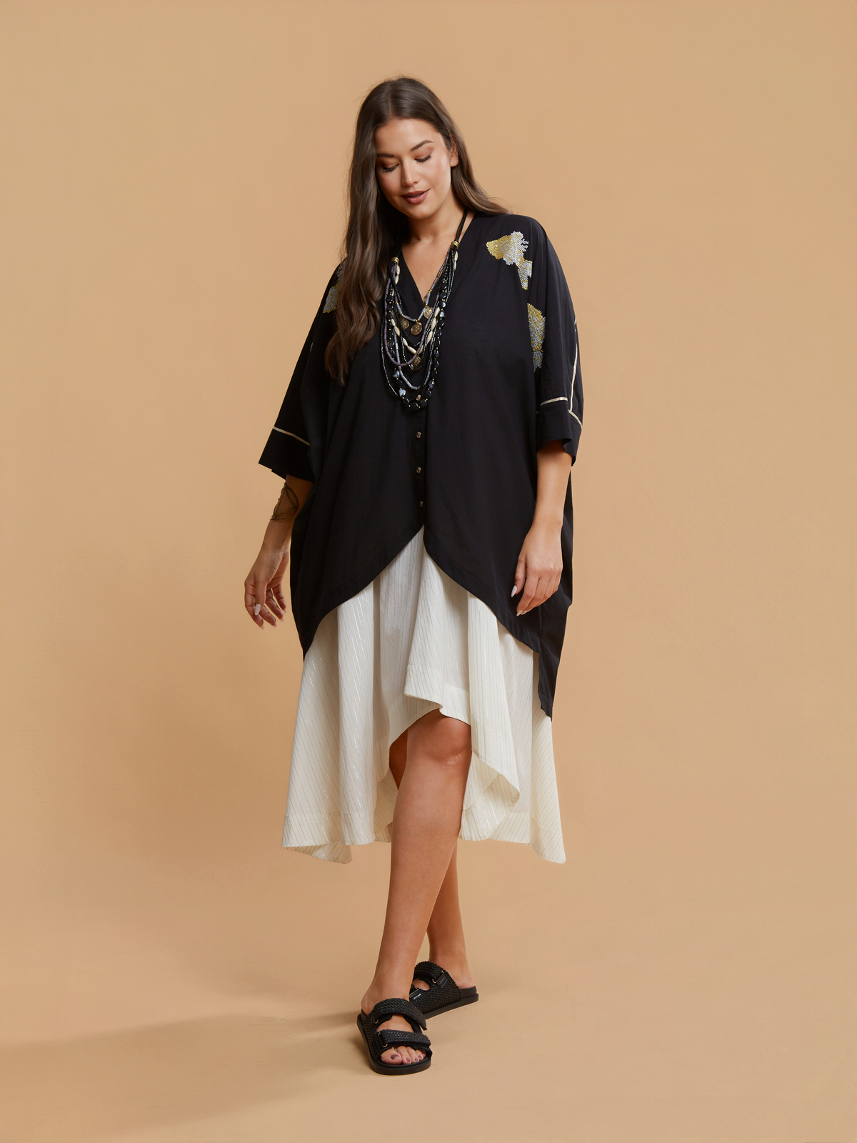 Βαμβακερή τουνίκ με κέντημα και κουμπιά φωτογραφία