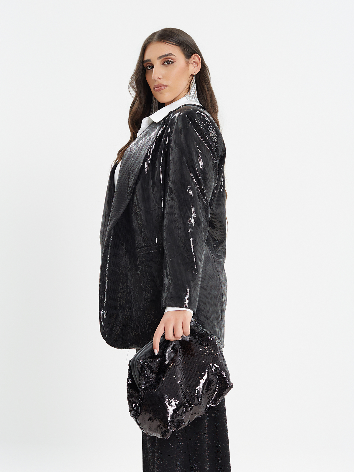 Μαύρη τσάντα με παγιέτες και χρυσή αλυσίδα φωτογραφία