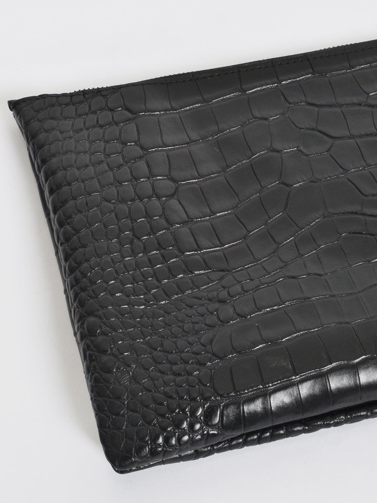 Δερμάτινο clutch με ανάγλυφη croco υφή και λουράκι φωτογραφία