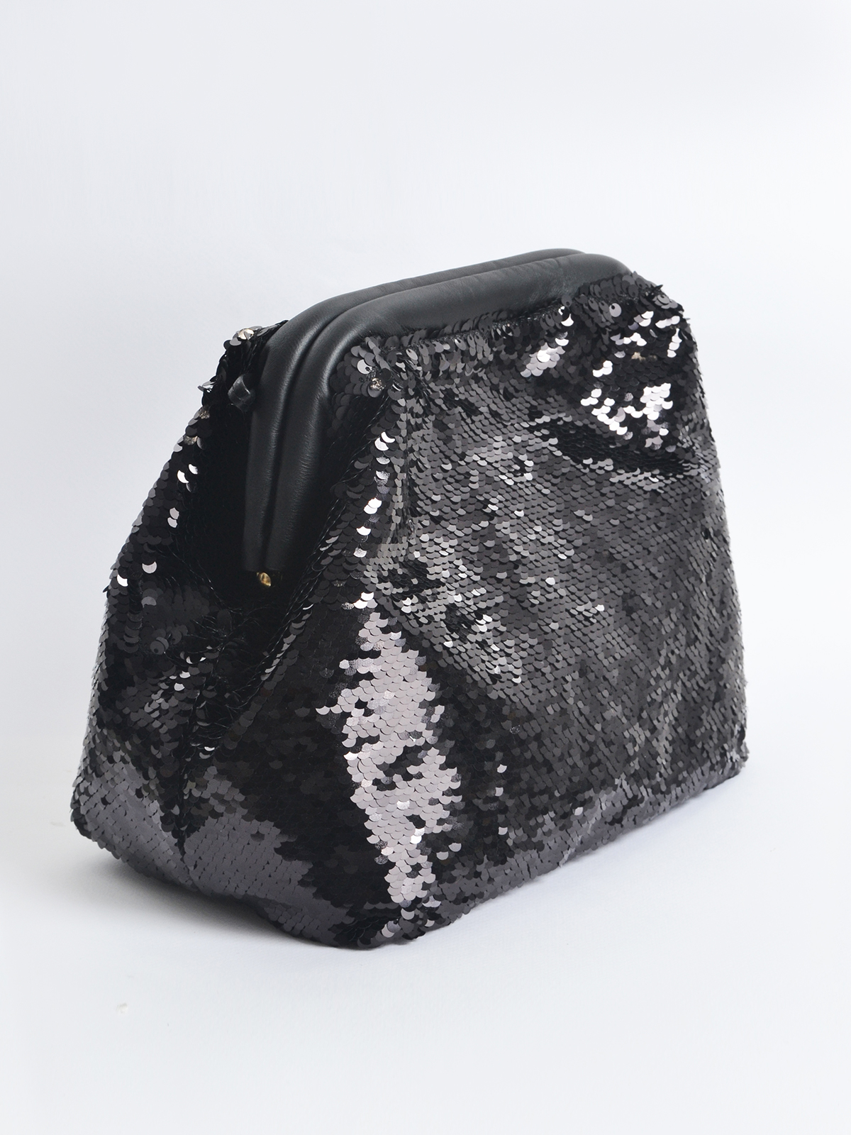 Μαύρη τσάντα με παγιέτες και χρυσή αλυσίδα φωτογραφία