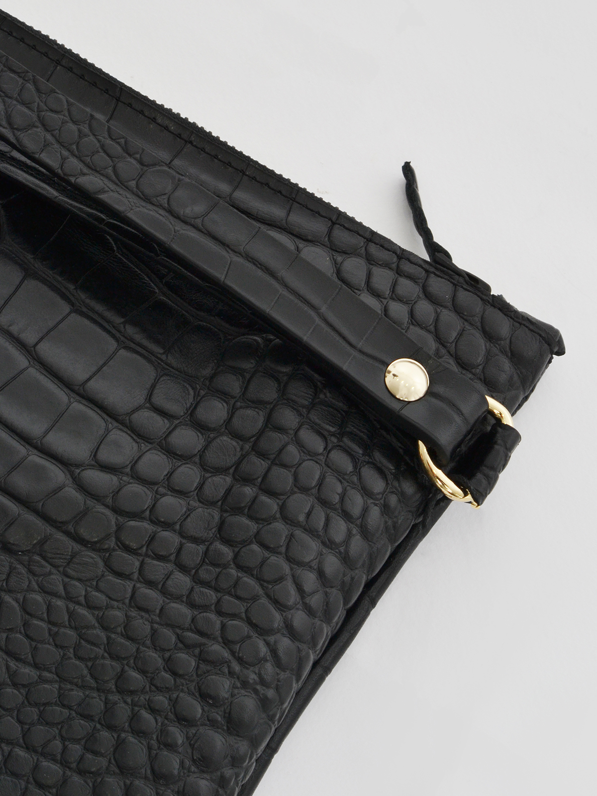 Δερμάτινο clutch με ανάγλυφη croco υφή και λουράκι φωτογραφία