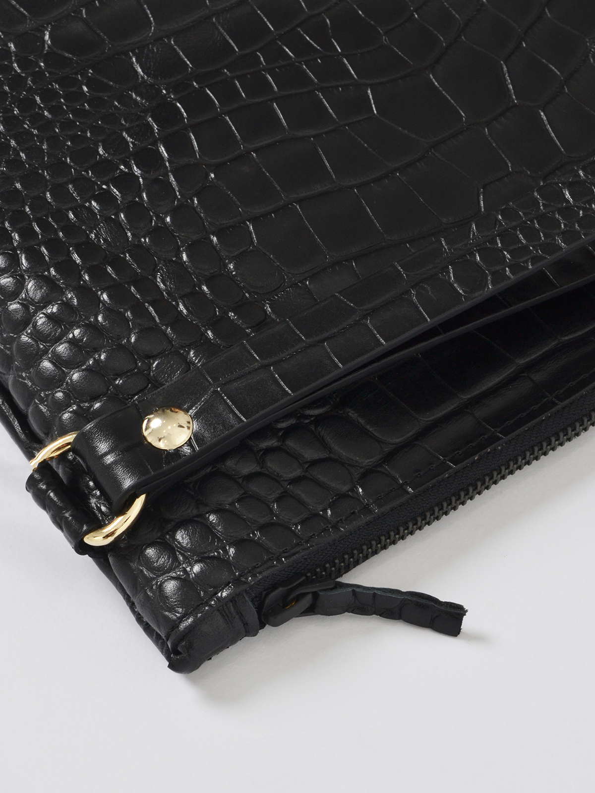 Δερμάτινο clutch με ανάγλυφη croco υφή και λουράκι φωτογραφία