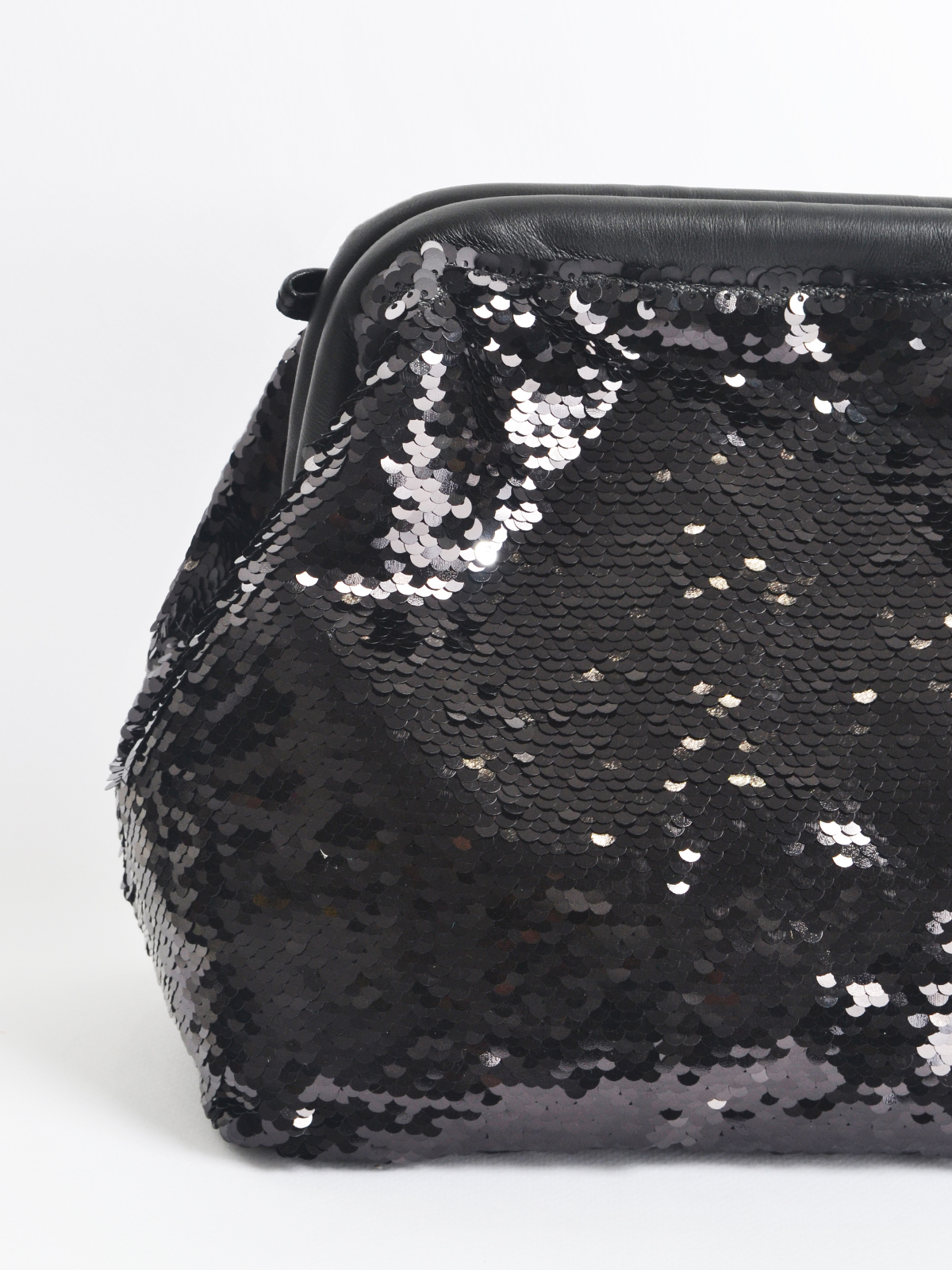 Μαύρη τσάντα με παγιέτες και χρυσή αλυσίδα φωτογραφία