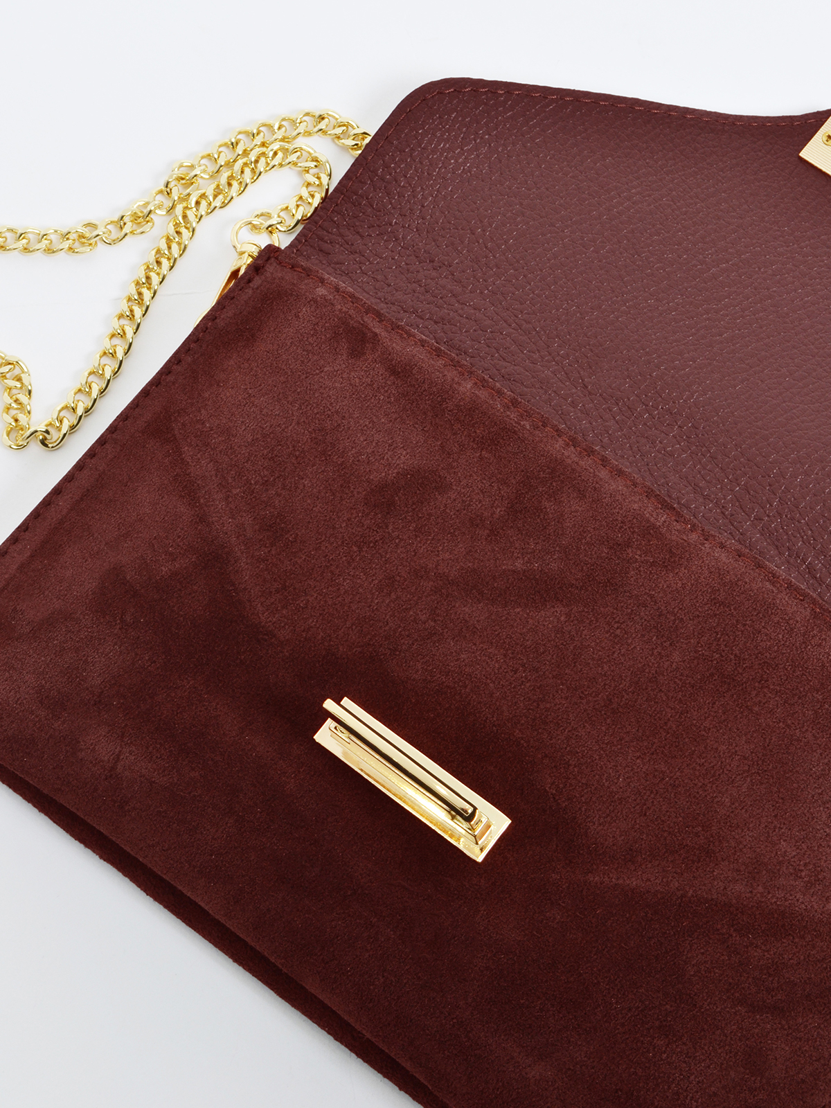 Τσάντα φάκελος από σουέντ δέρμα με χρυσή λεπτομέρεια φωτογραφία