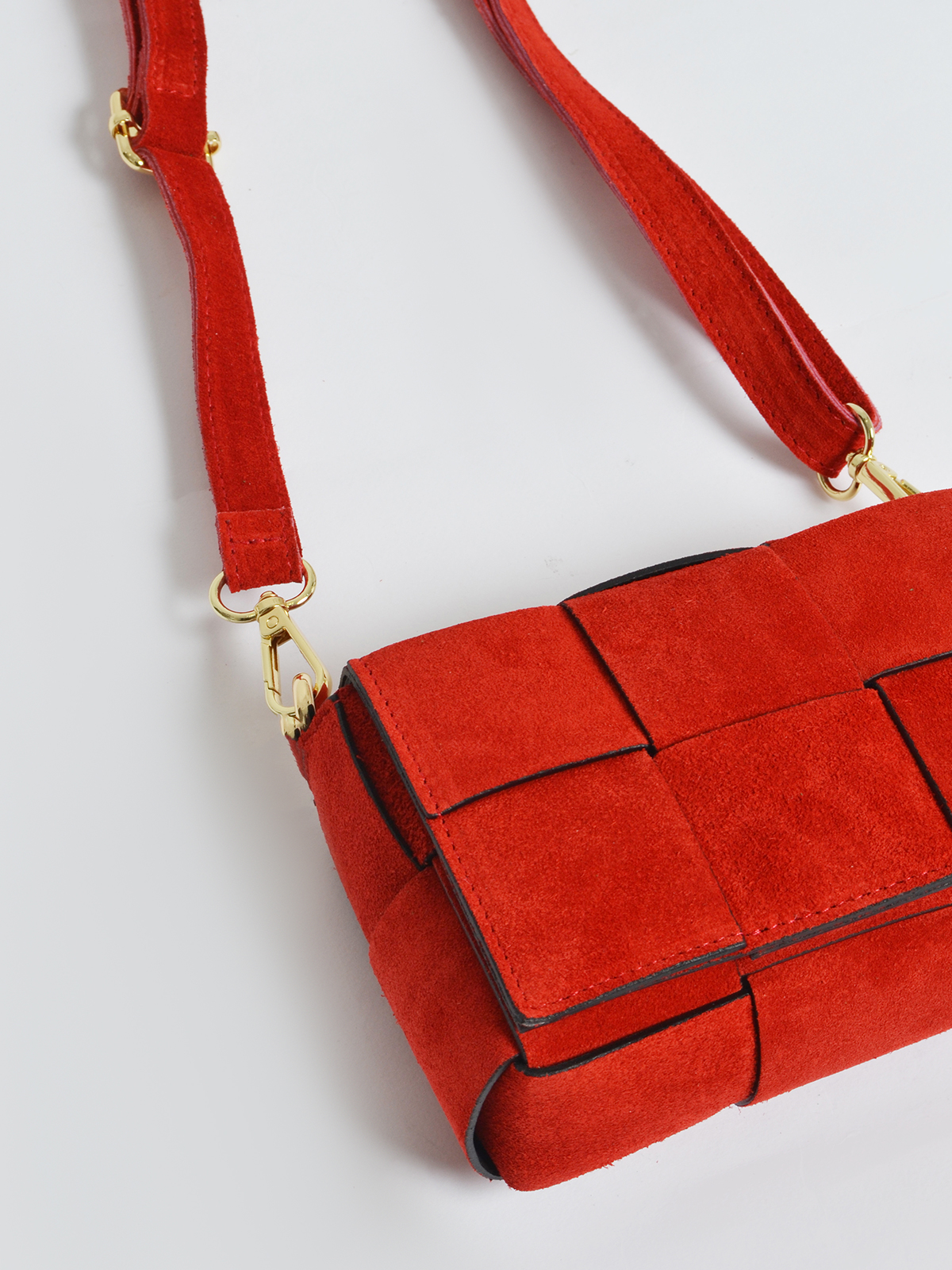 Δερμάτινη mini τσάντα με πλεκτό σχέδιο φωτογραφία