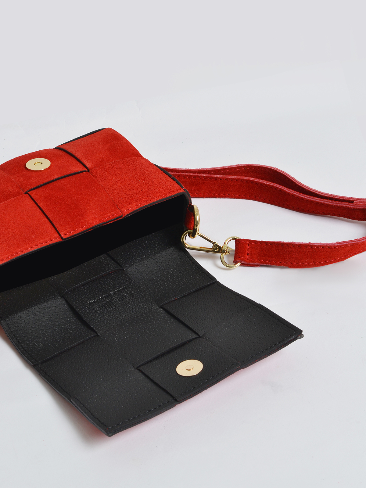 Δερμάτινη mini τσάντα με πλεκτό σχέδιο φωτογραφία