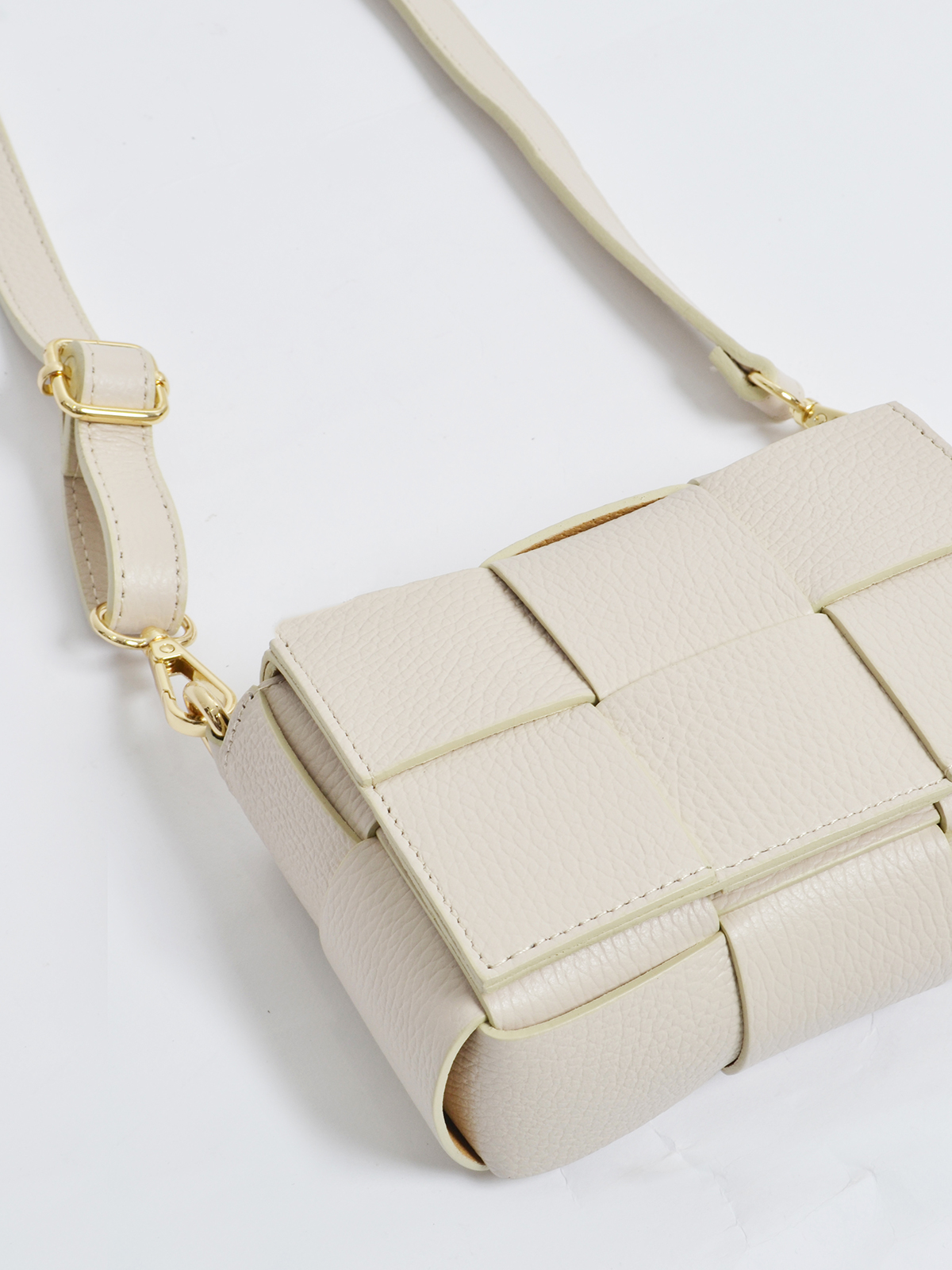 Δερμάτινη mini τσάντα με πλεκτό σχέδιο φωτογραφία