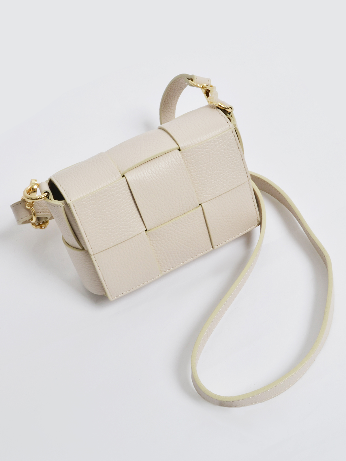 Δερμάτινη mini τσάντα με πλεκτό σχέδιο φωτογραφία