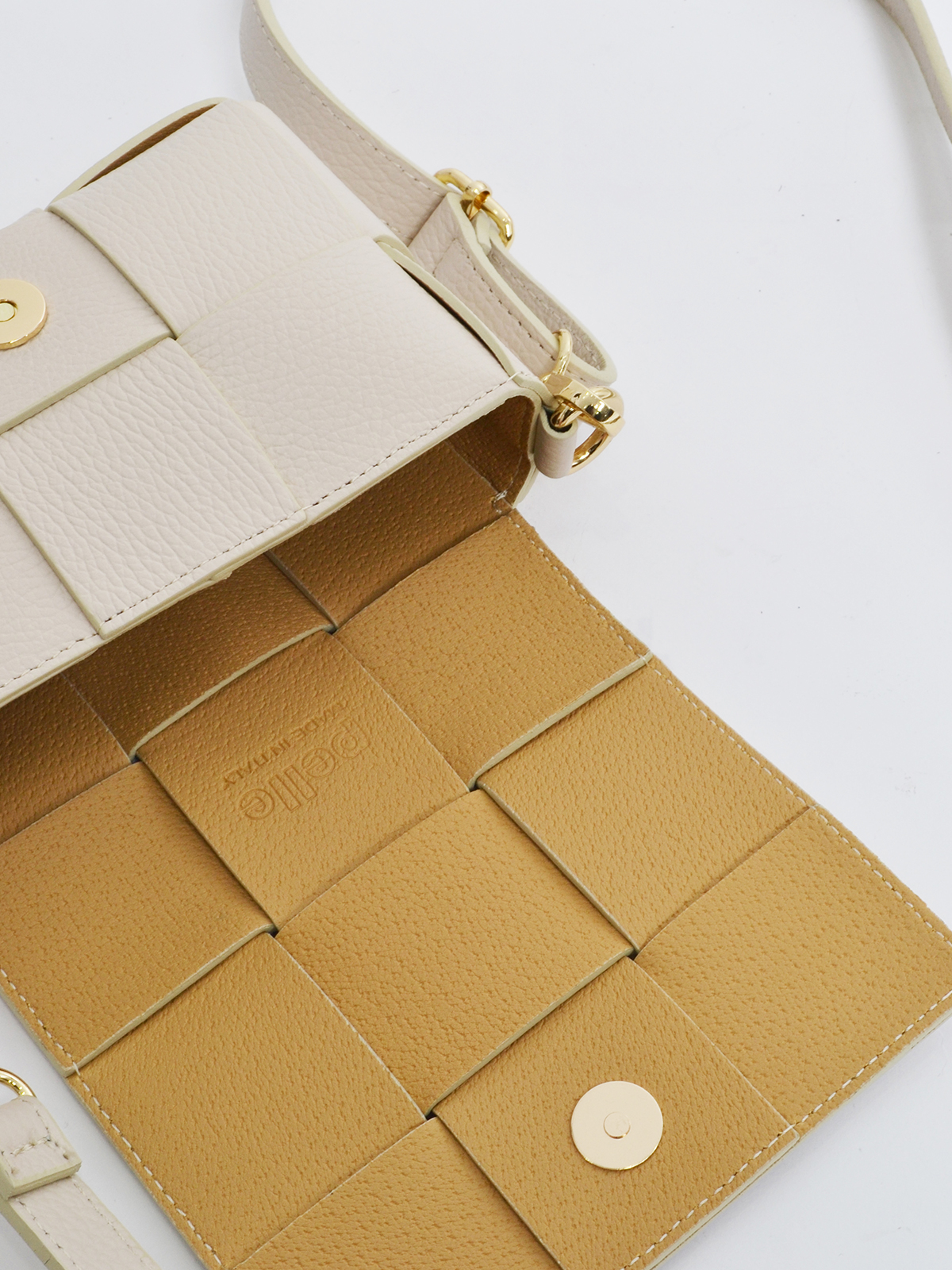 Δερμάτινη mini τσάντα με πλεκτό σχέδιο φωτογραφία