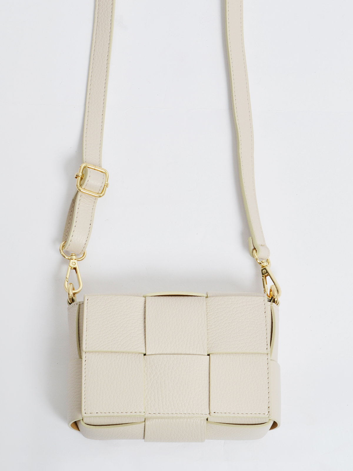 Δερμάτινη mini τσάντα με πλεκτό σχέδιο φωτογραφία