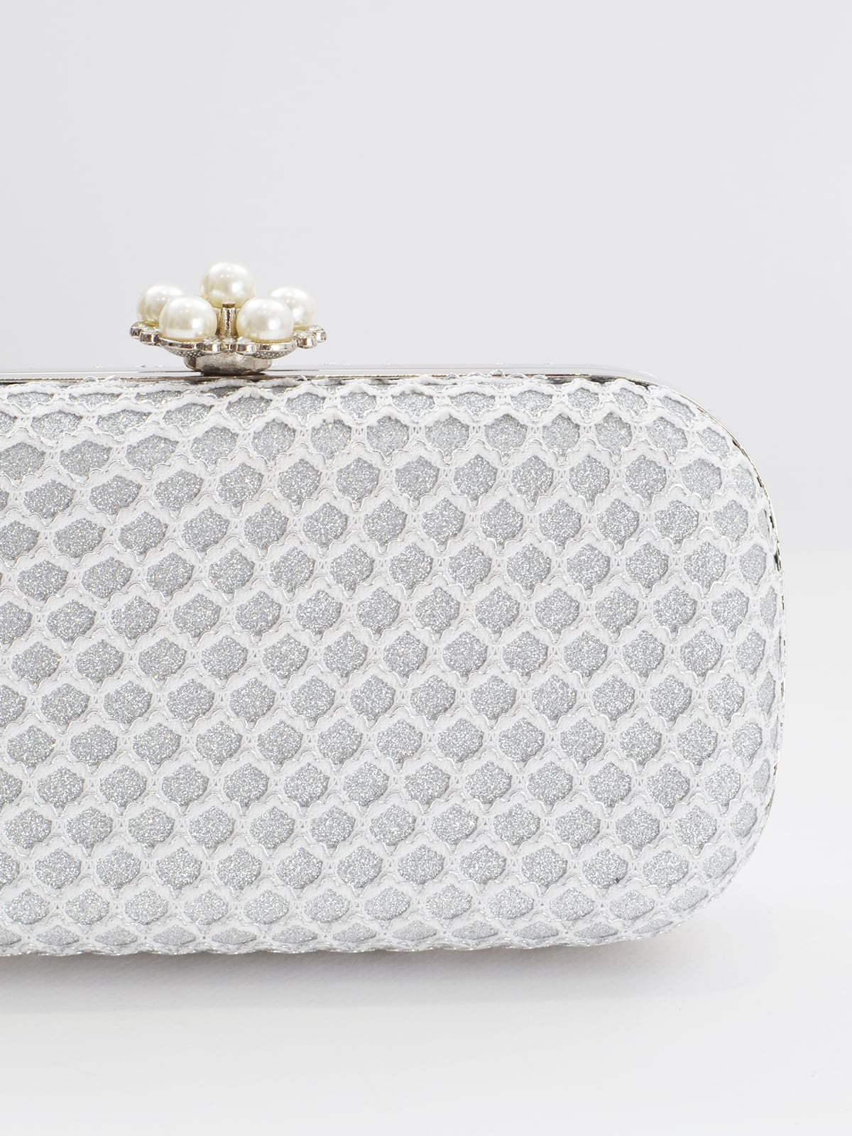 Τσάντα φάκελος ασημί με λεπτομέρεια πέρλας φωτογραφία