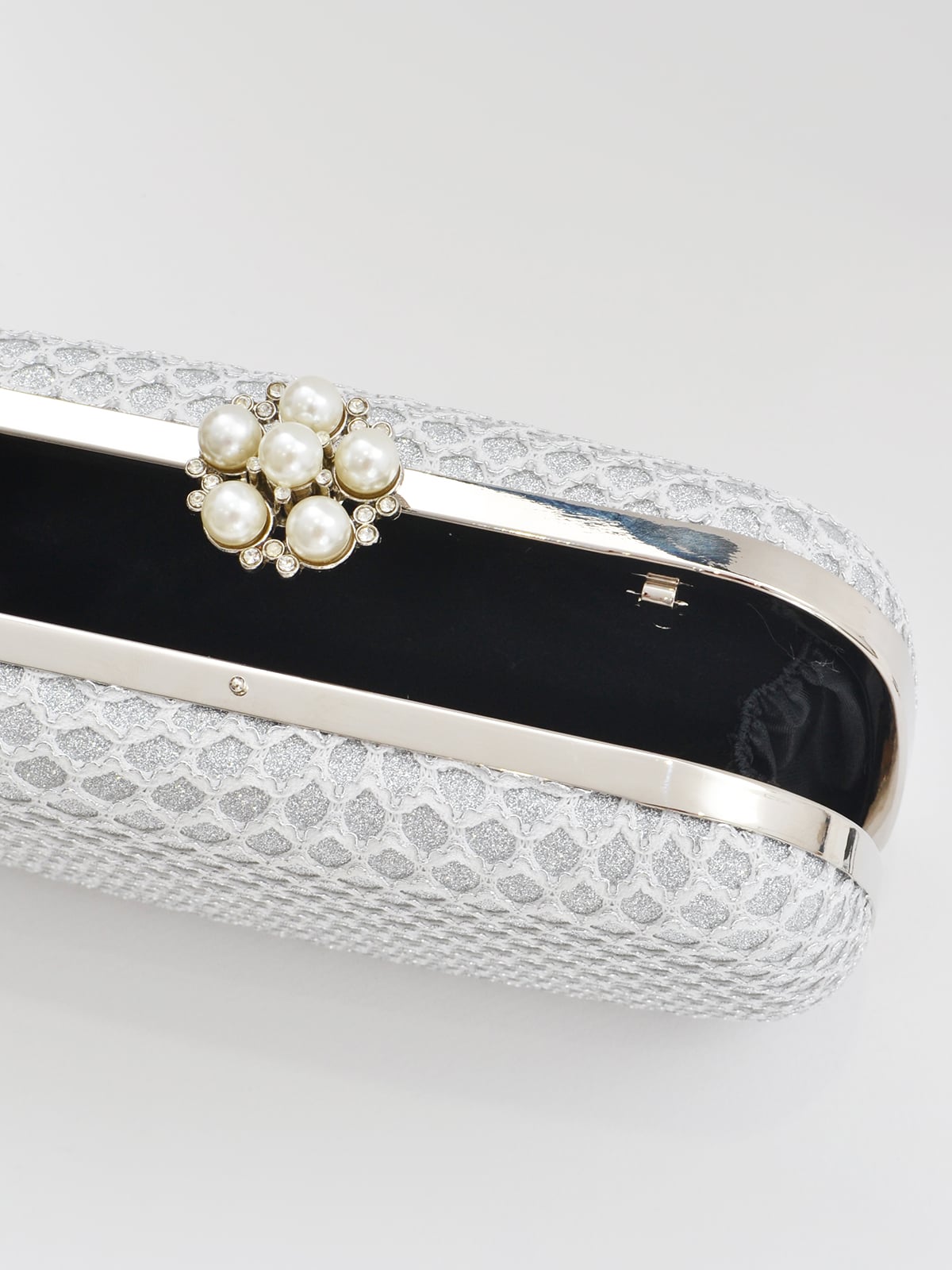 Τσάντα φάκελος ασημί με λεπτομέρεια πέρλας φωτογραφία