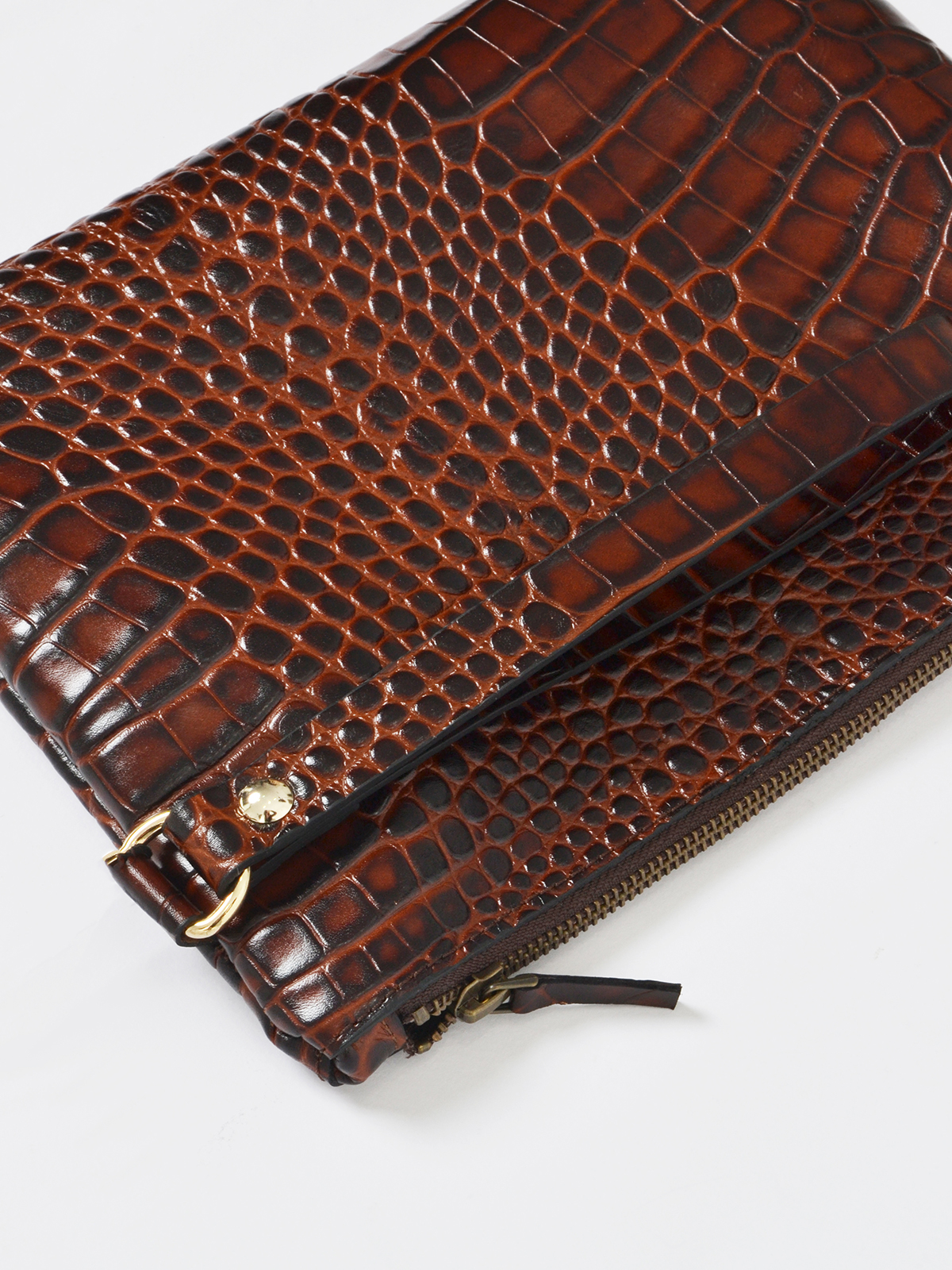 Δερμάτινο clutch με ανάγλυφη croco υφή και λουράκι φωτογραφία