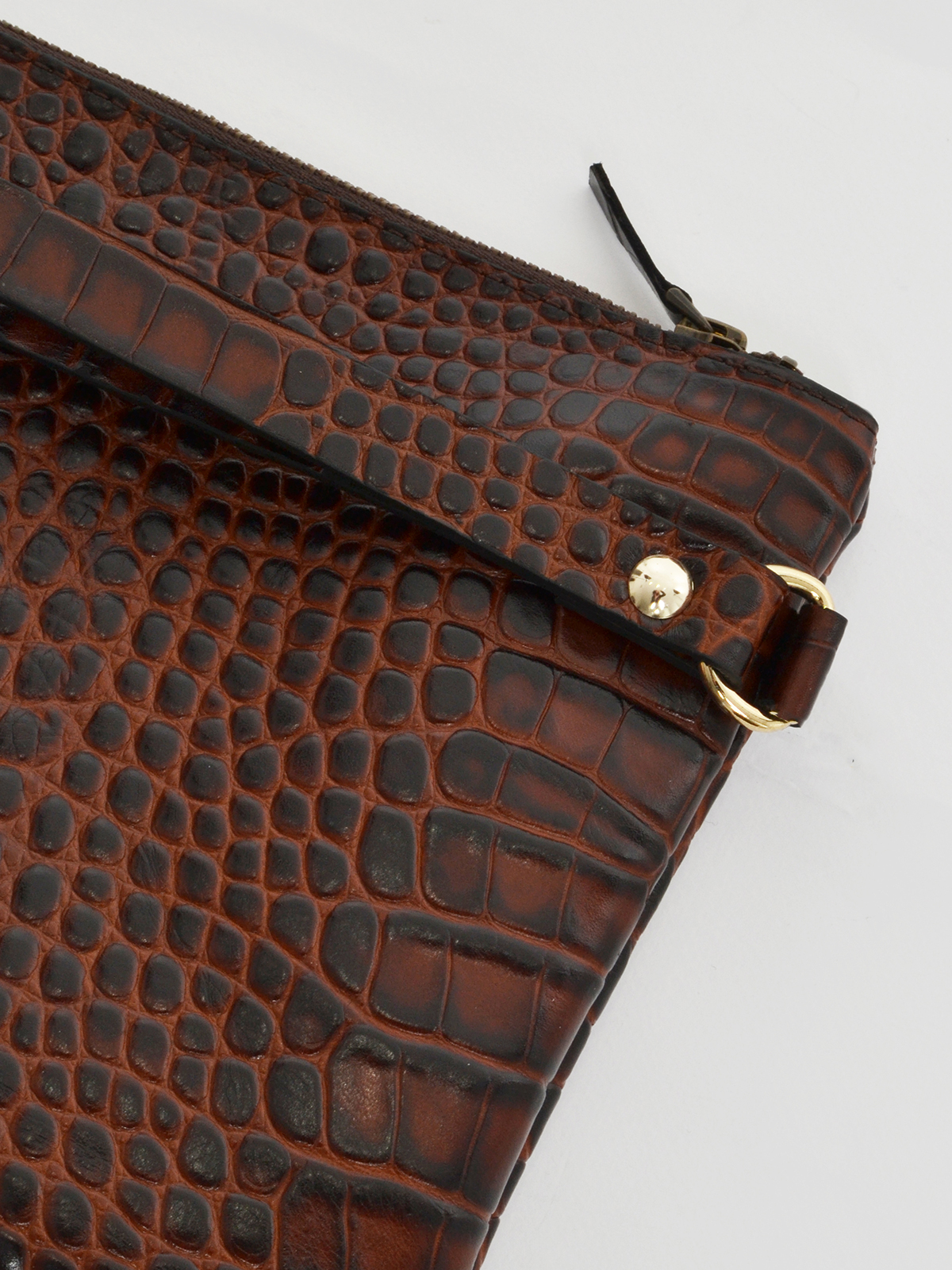 Δερμάτινο clutch με ανάγλυφη croco υφή και λουράκι φωτογραφία