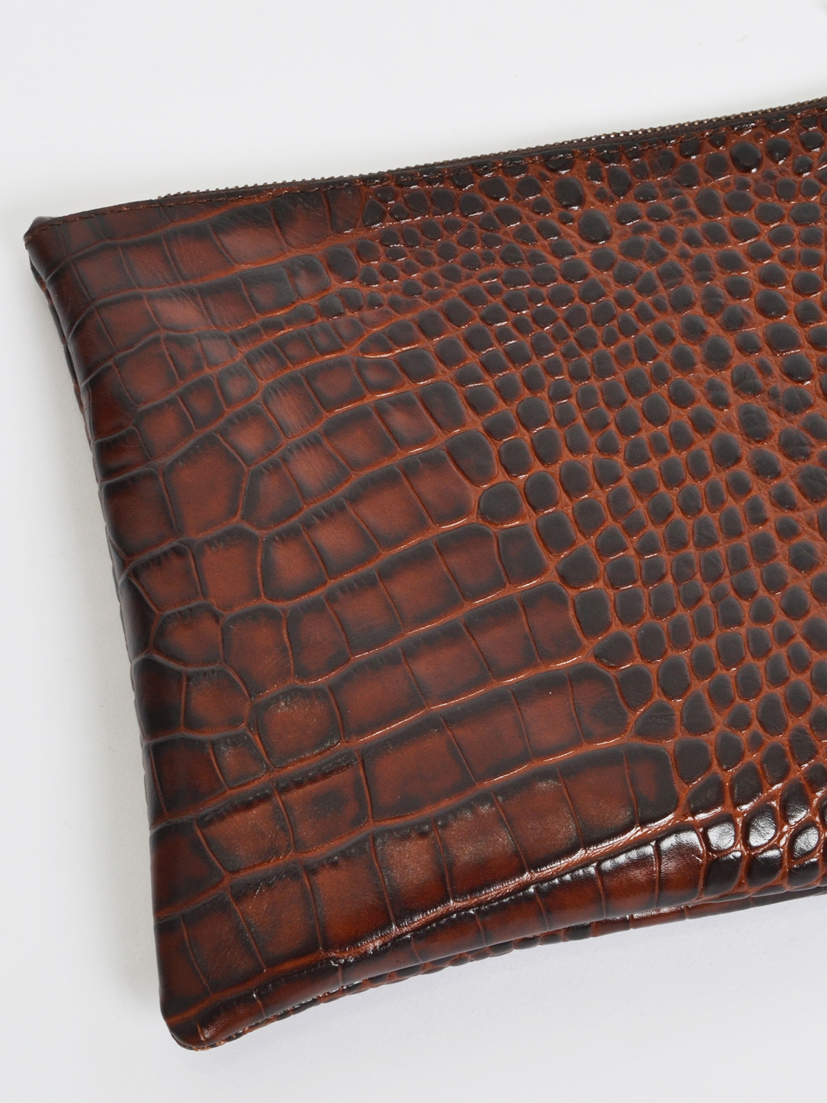 Δερμάτινο clutch με ανάγλυφη croco υφή και λουράκι φωτογραφία