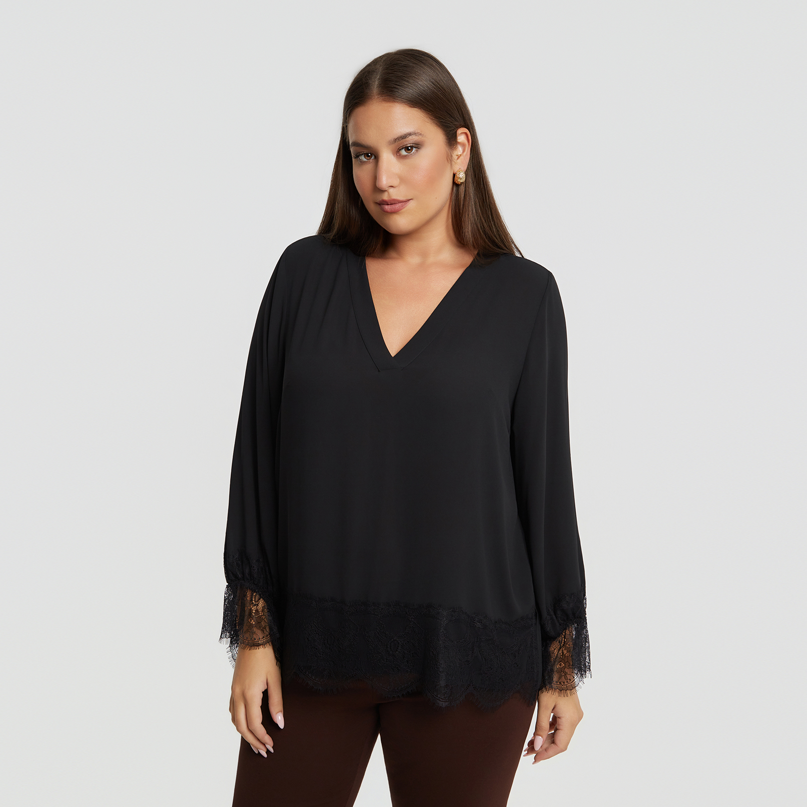 MAT FASHION Μπλούζα με V-λαιμόκοψη & δαντελένιο τελείωμα