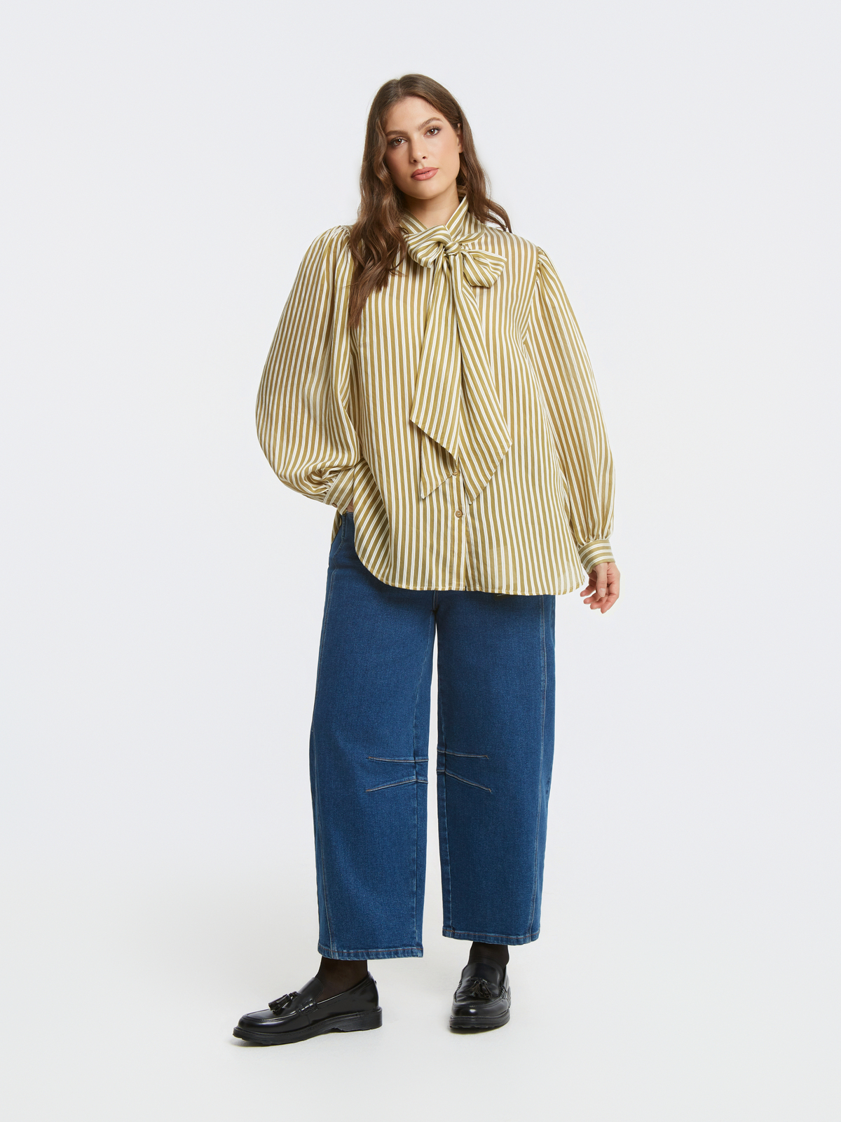 Ριγέ πουκάμισο με φιόγκο φωτογραφία