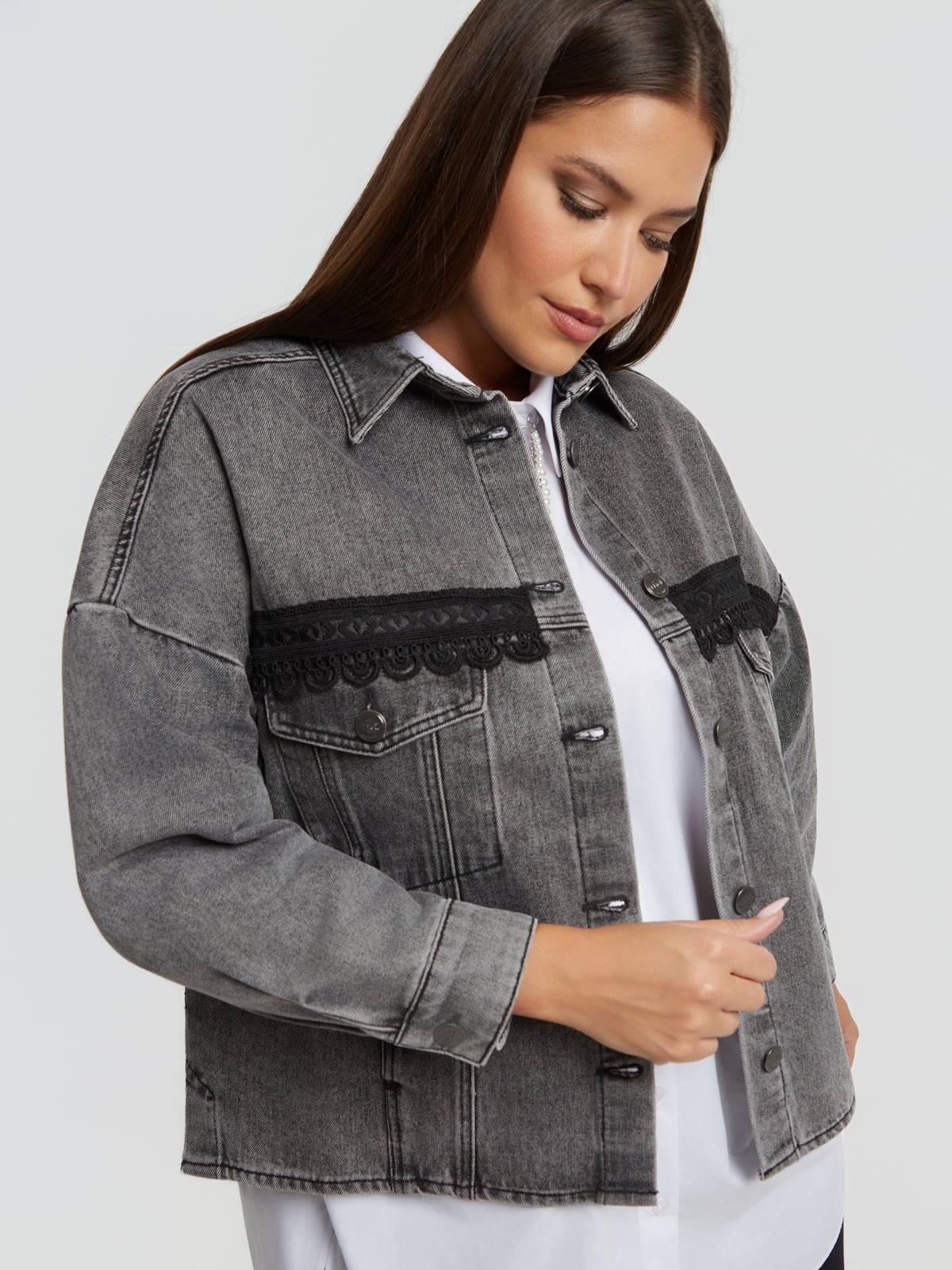 Τζιν τζάκετ με δαντελένια λεπτομέρεια φωτογραφία